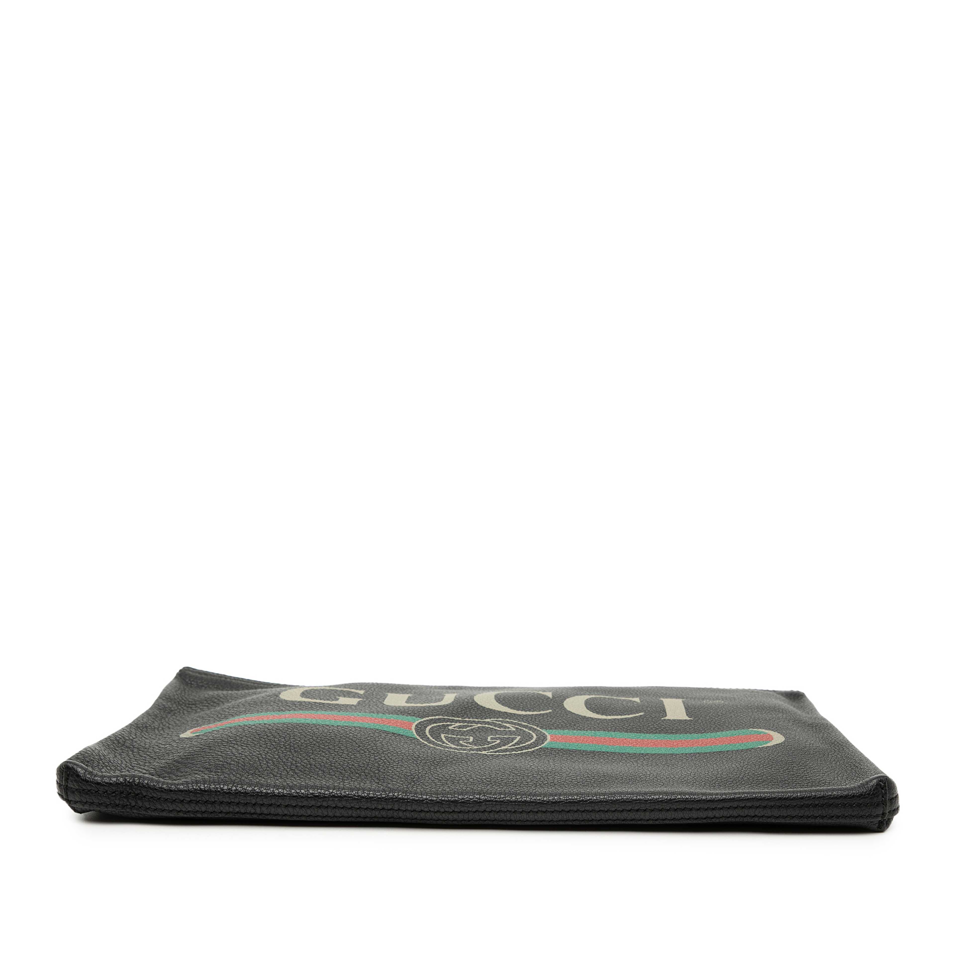 Gucci Leather Logo Clutch, från Luxclusif, i färgen black. Klicka för att öppna bilden i stort format