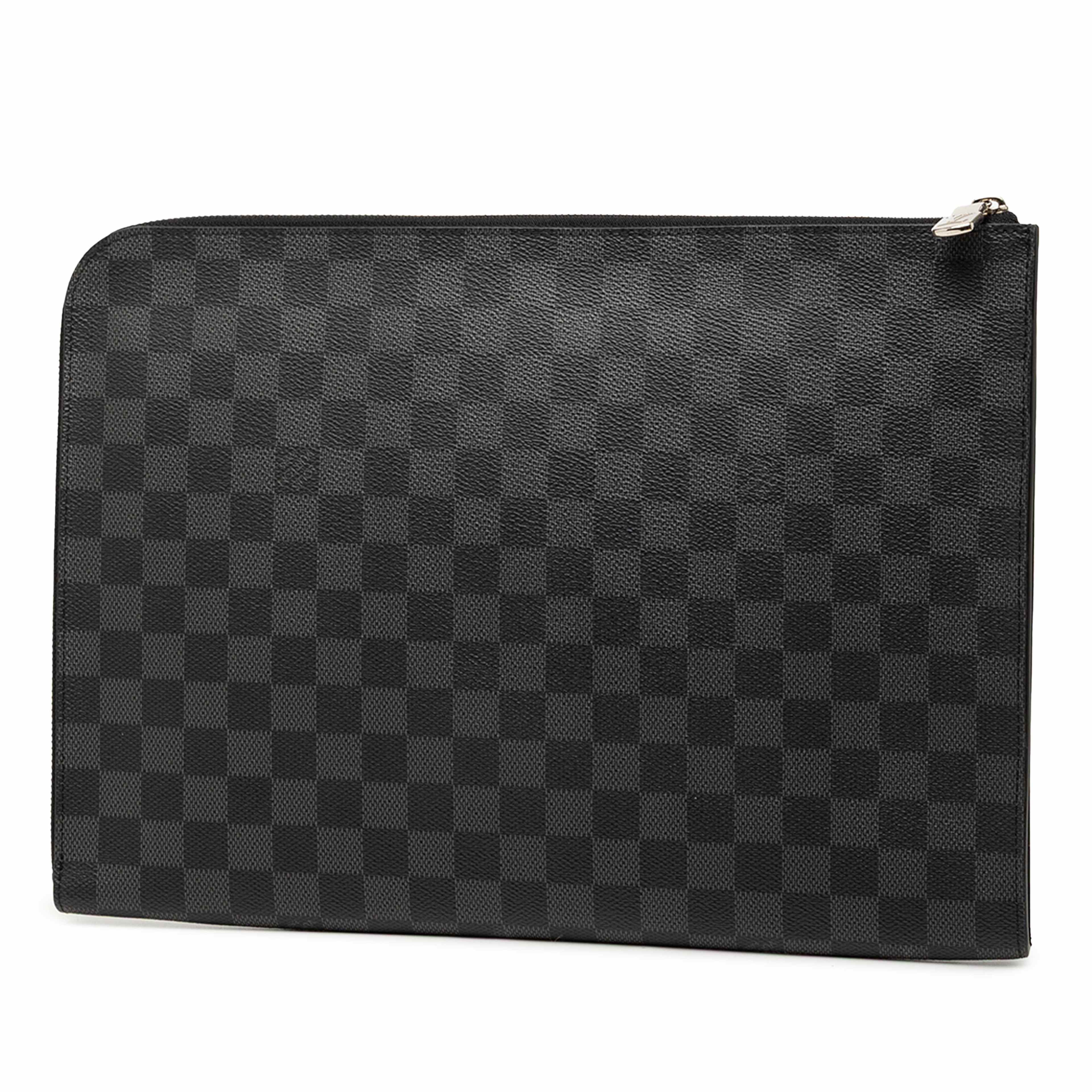 Louis Vuitton Damier Graphite Pochette Jour Gm, från Luxclusif, i färgen black. Klicka för att öppna bilden i stort format