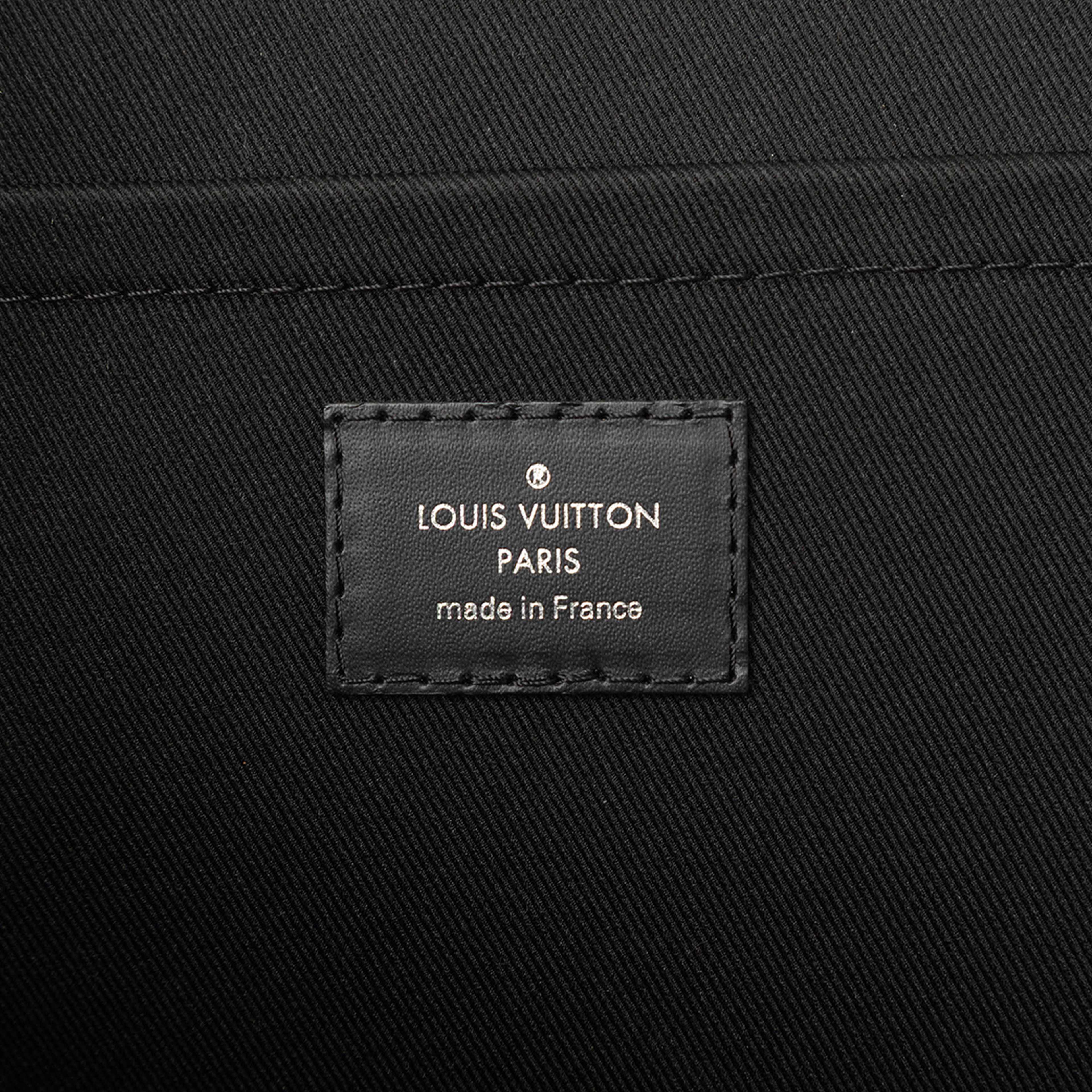 Louis Vuitton Damier Graphite Pochette Jour Gm, från Luxclusif, i färgen black. Klicka för att öppna bilden i stort format