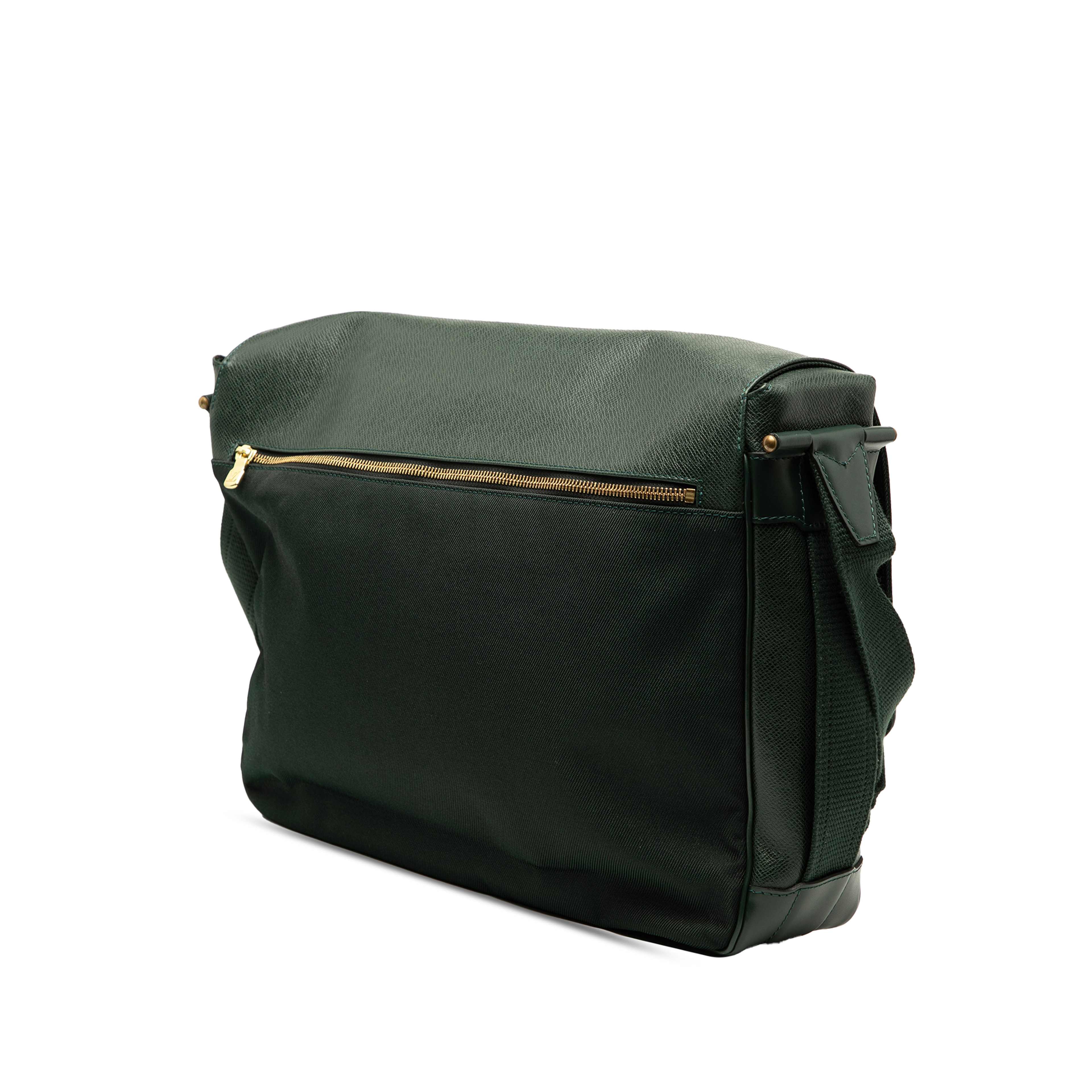 Louis Vuitton Taiga Dersou, från Luxclusif, i färgen dark green. Klicka för att öppna bilden i stort format