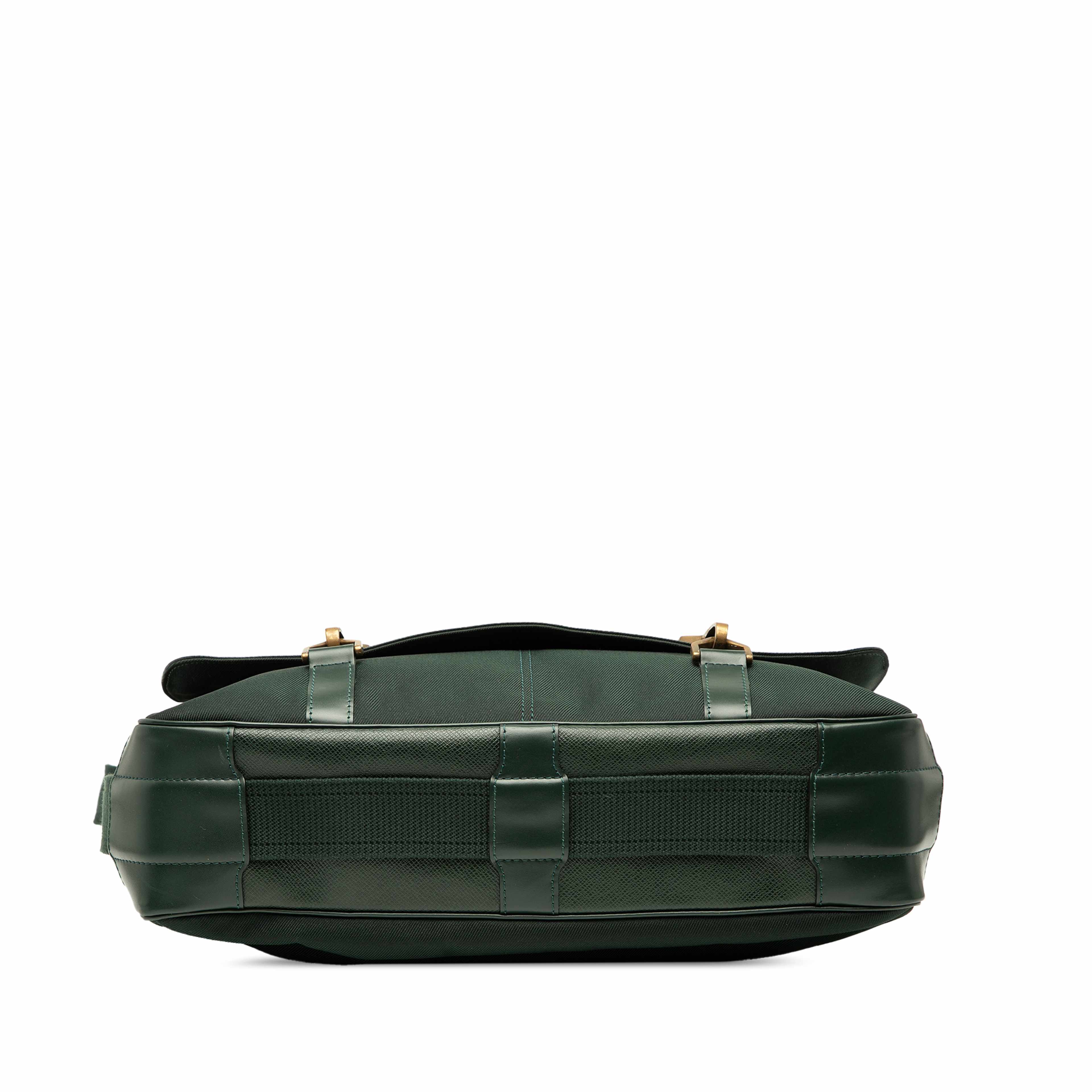 Louis Vuitton Taiga Dersou, från Luxclusif, i färgen dark green. Klicka för att öppna bilden i stort format