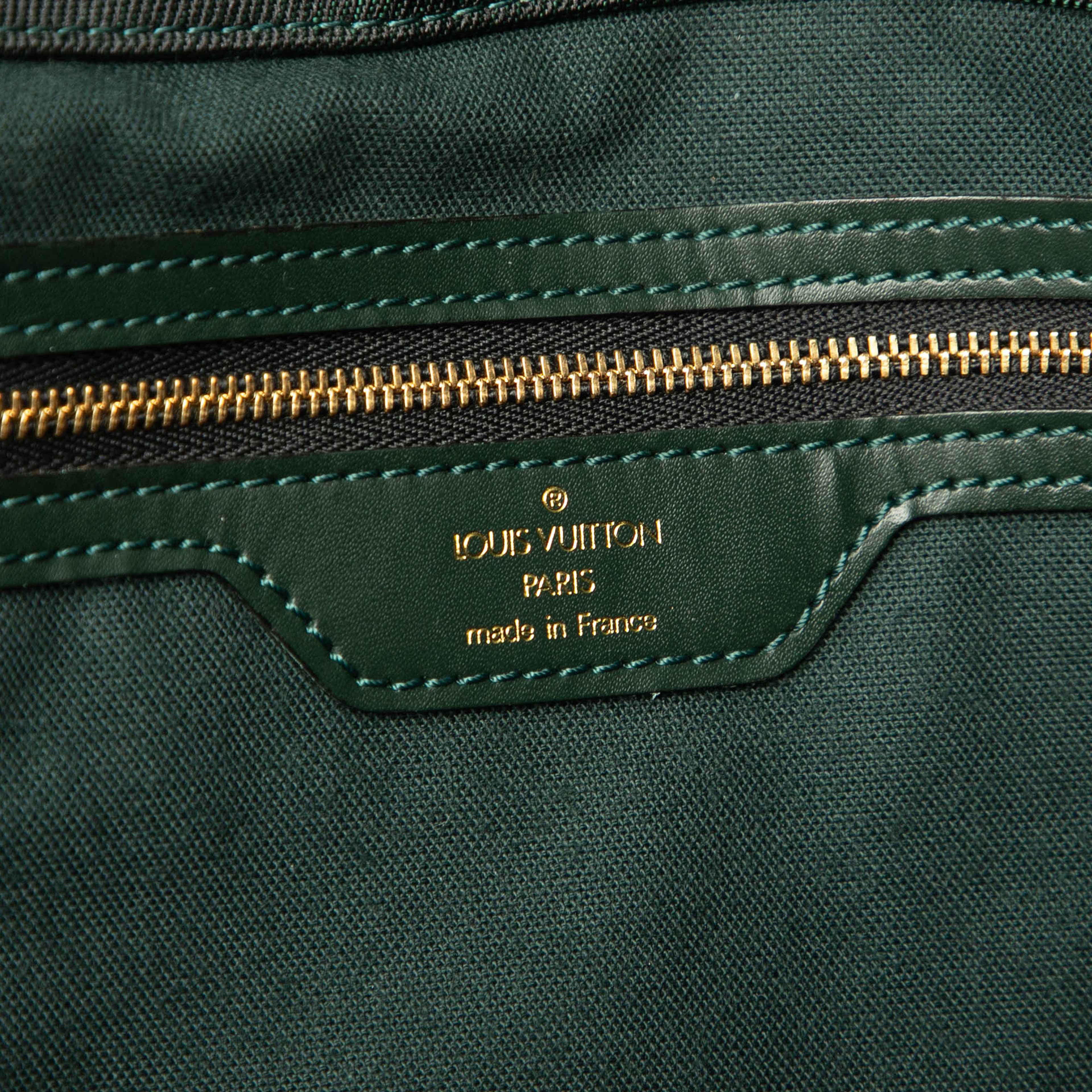 Louis Vuitton Taiga Dersou, från Luxclusif, i färgen dark green. Klicka för att öppna bilden i stort format