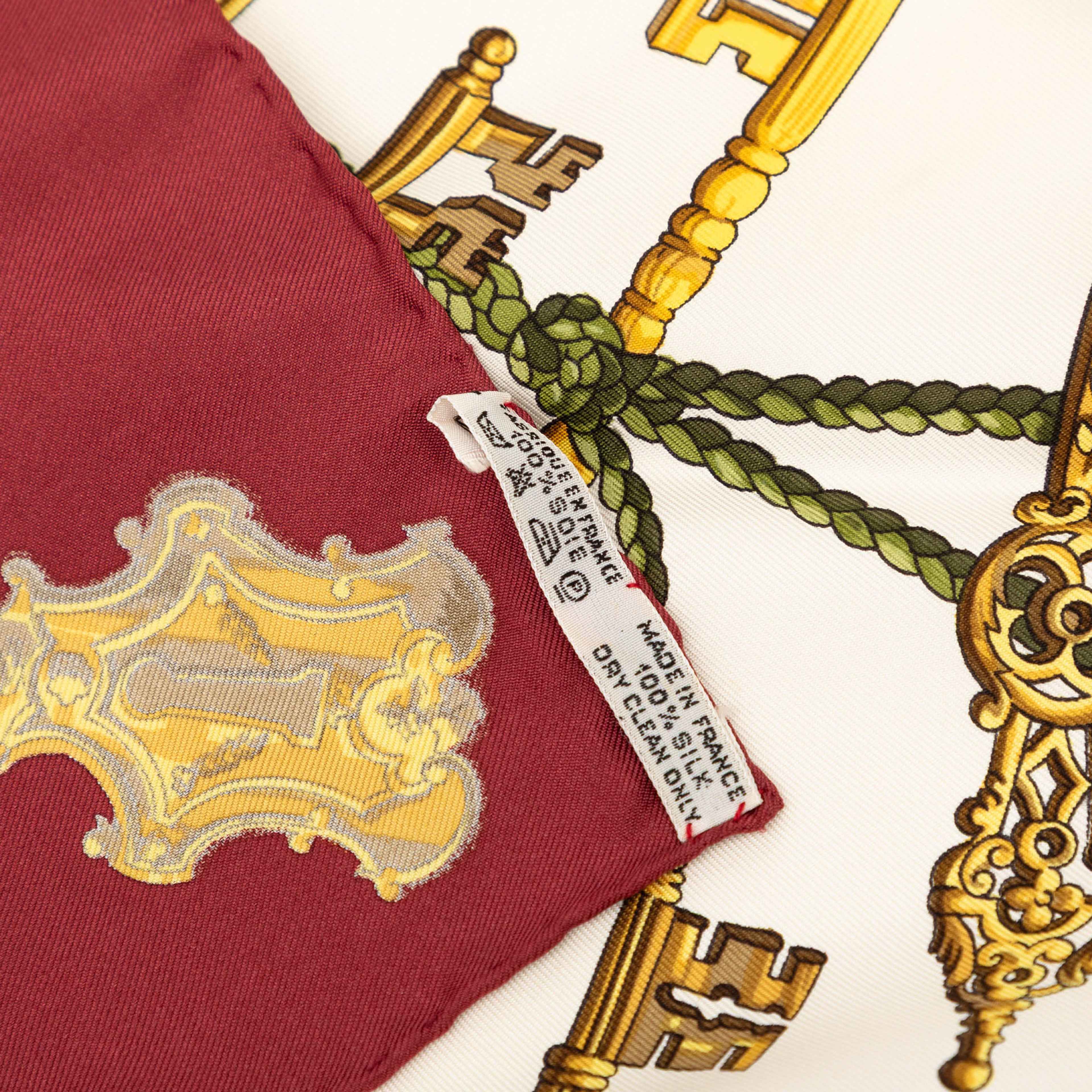 Hermès Les Cles Silk Scarf 90, från Luxclusif, i färgen white. Klicka för att öppna bilden i stort format
