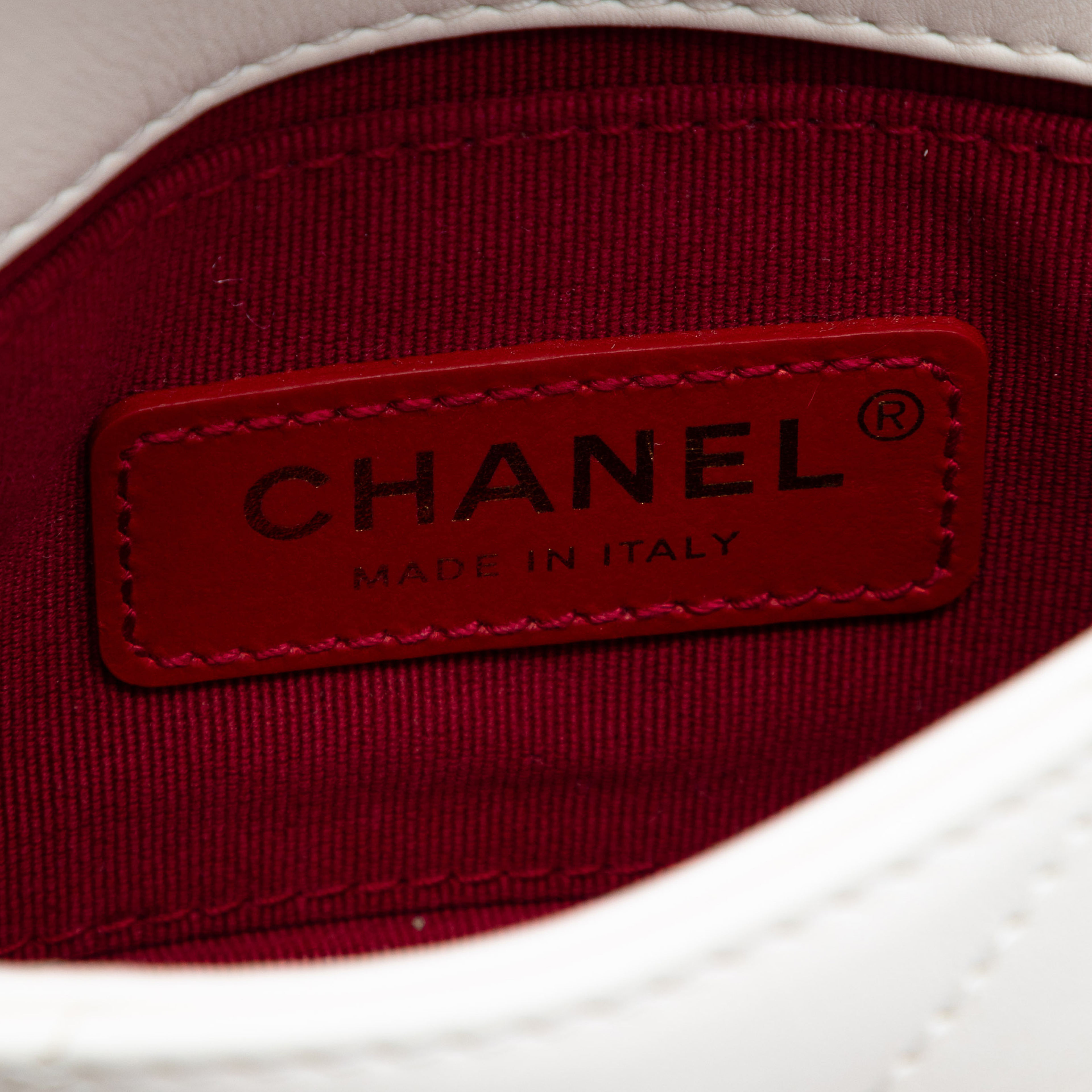 Chanel Mini Quilted Calfskin Framing Chain Flap, från Luxclusif, i färgen ivory. Klicka för att öppna bilden i stort format