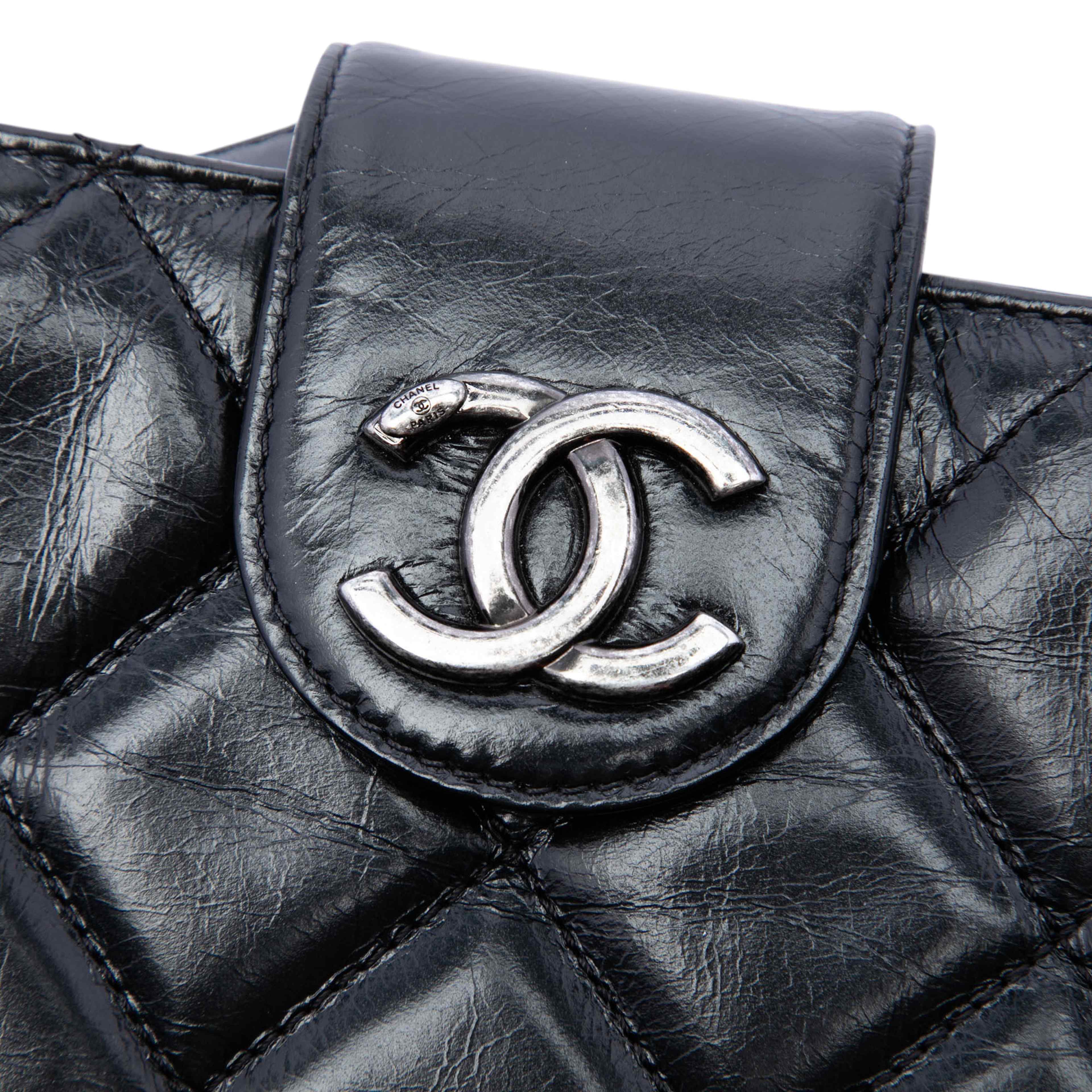 Chanel Quilted Glazed Calfskin Coco Pleats Chain Clutch, från Luxclusif, i färgen black. Klicka för att öppna bilden i stort format