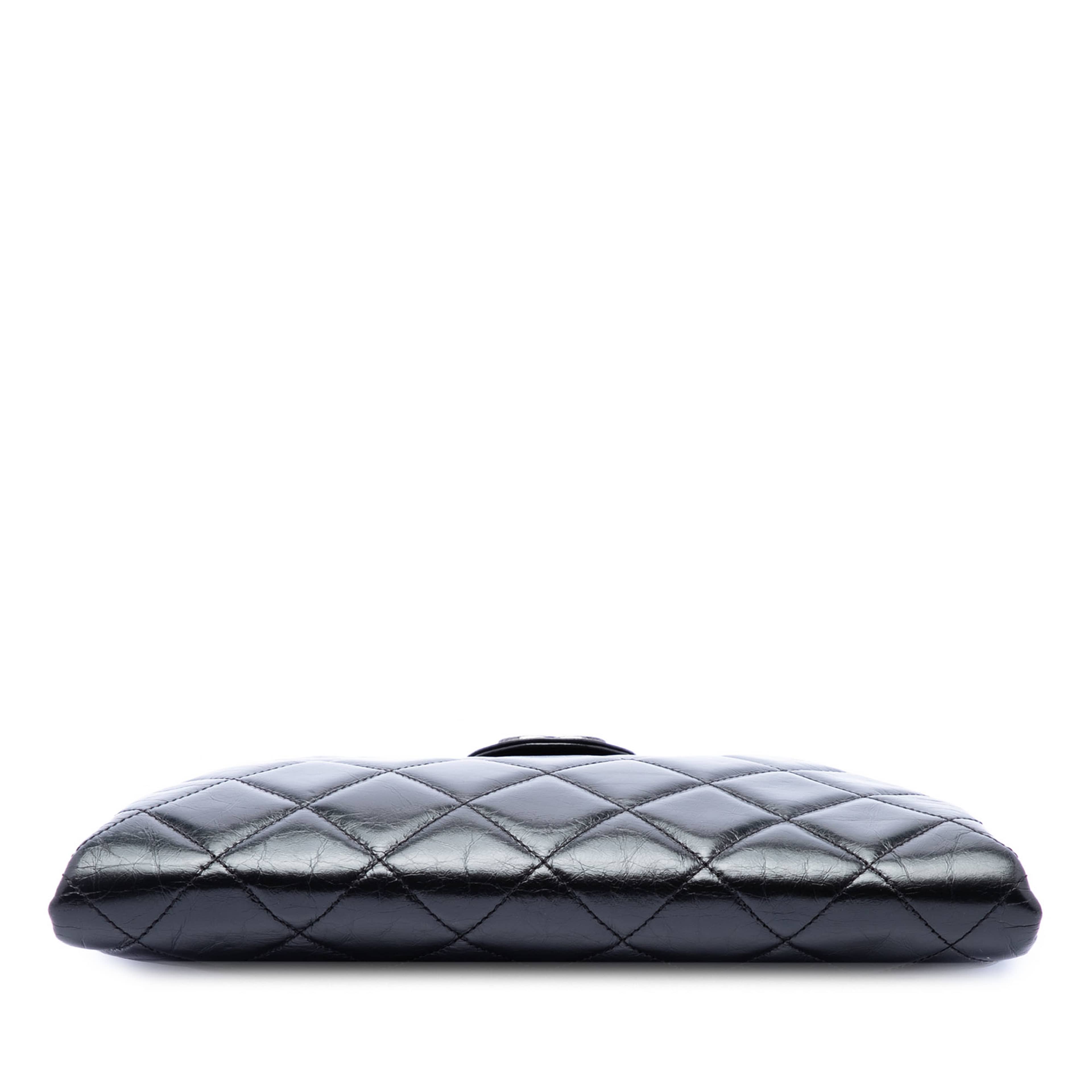 Chanel Quilted Glazed Calfskin Coco Pleats Chain Clutch, från Luxclusif, i färgen black. Klicka för att öppna bilden i stort format