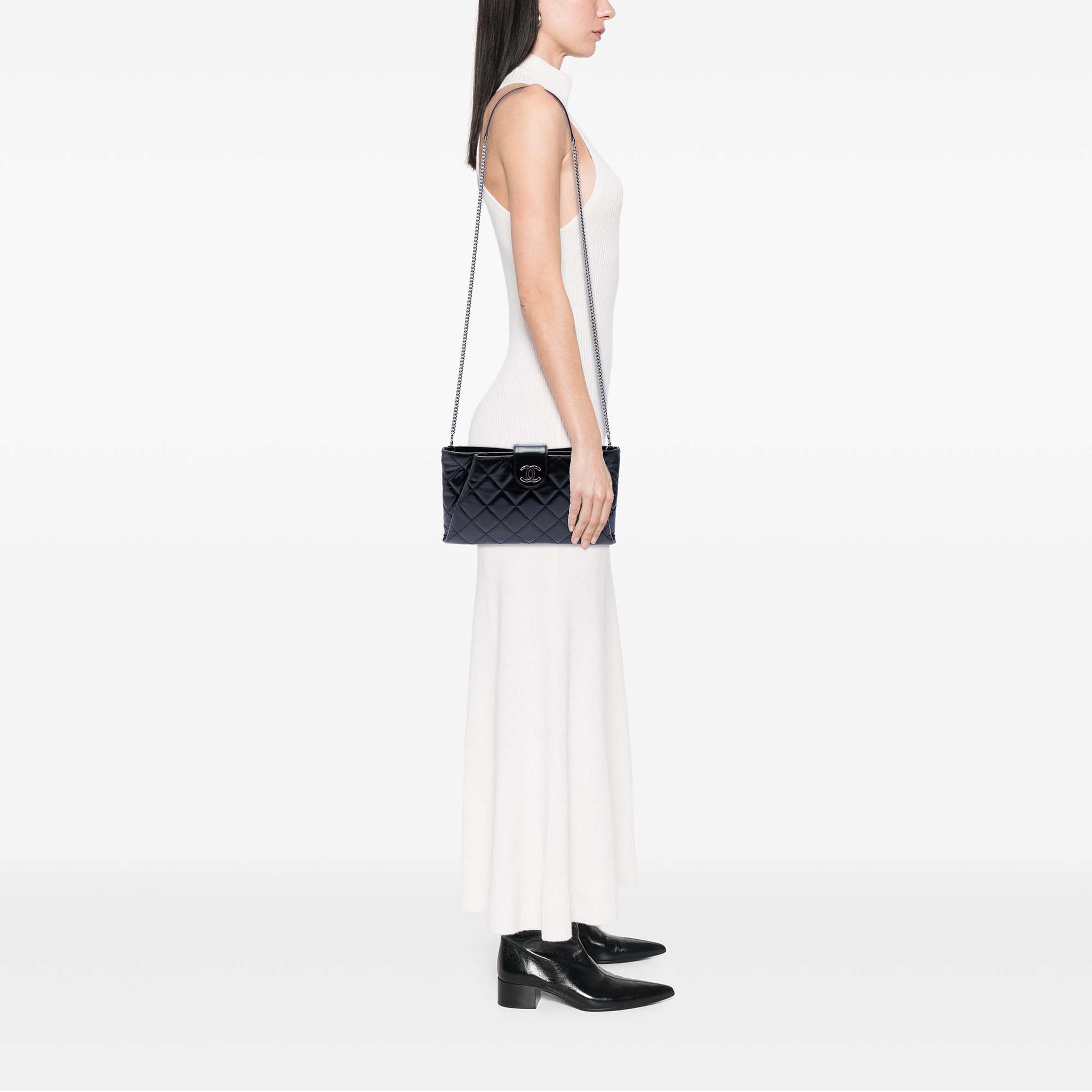 Chanel Quilted Glazed Calfskin Coco Pleats Chain Clutch, från Luxclusif, i färgen svart. Klicka för att öppna bilden i stort format