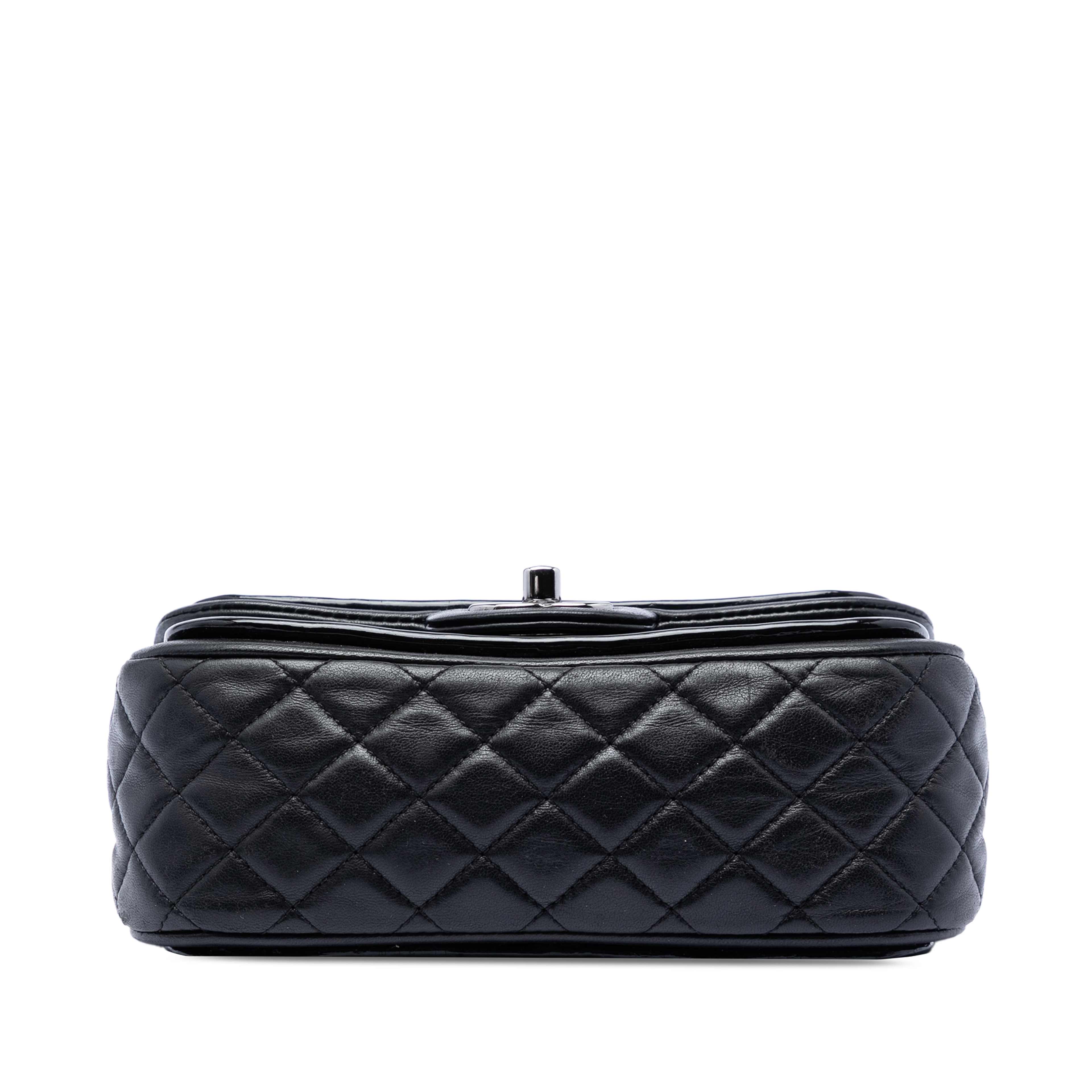 Chanel Small Quilted Patent And Lambskin Trimmed Classic Twist Flap, från Luxclusif, i färgen black. Klicka för att öppna bilden i stort format