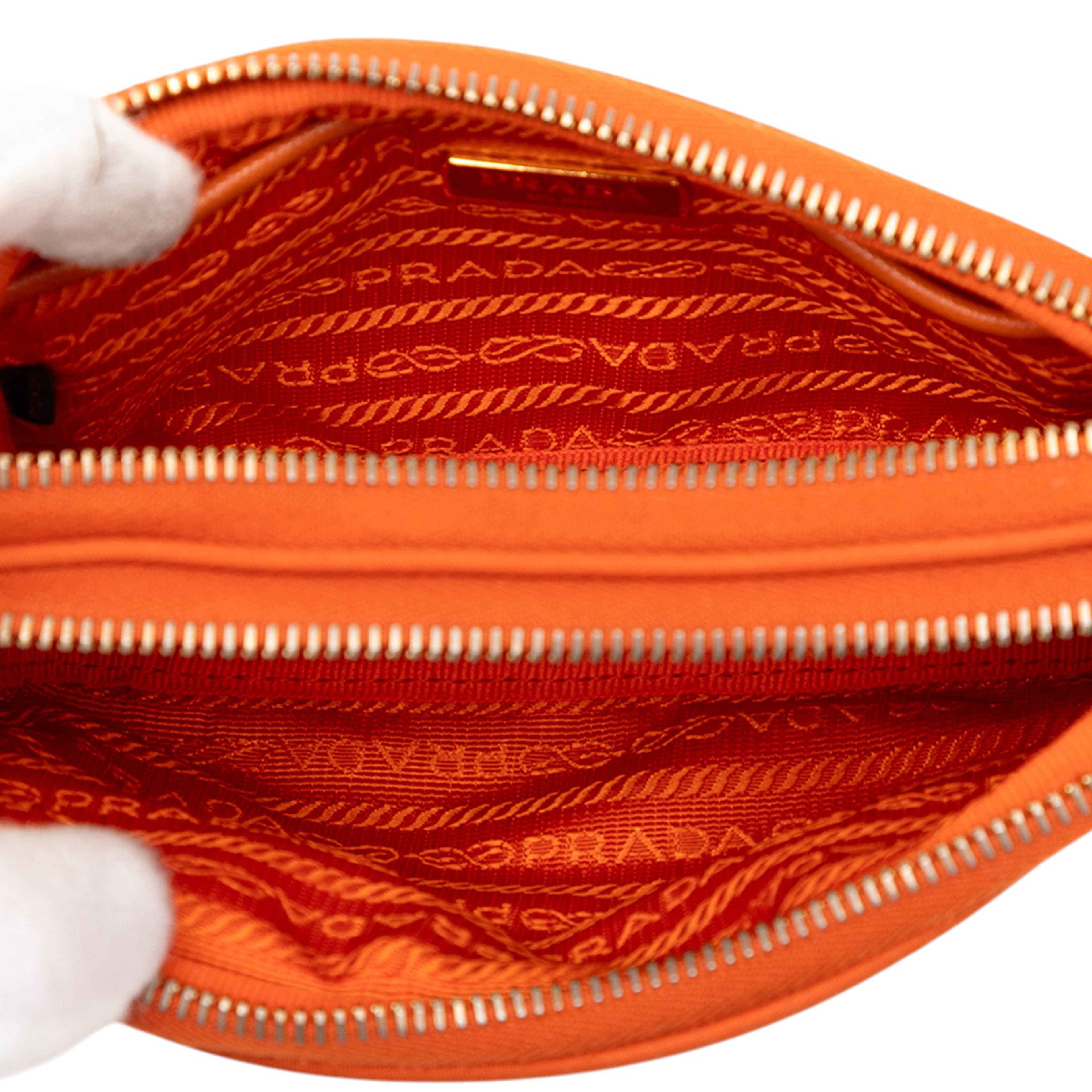 Prada Mini Tessuto Double Zip Camera Bag, från Luxclusif, i färgen orange. Klicka för att öppna bilden i stort format