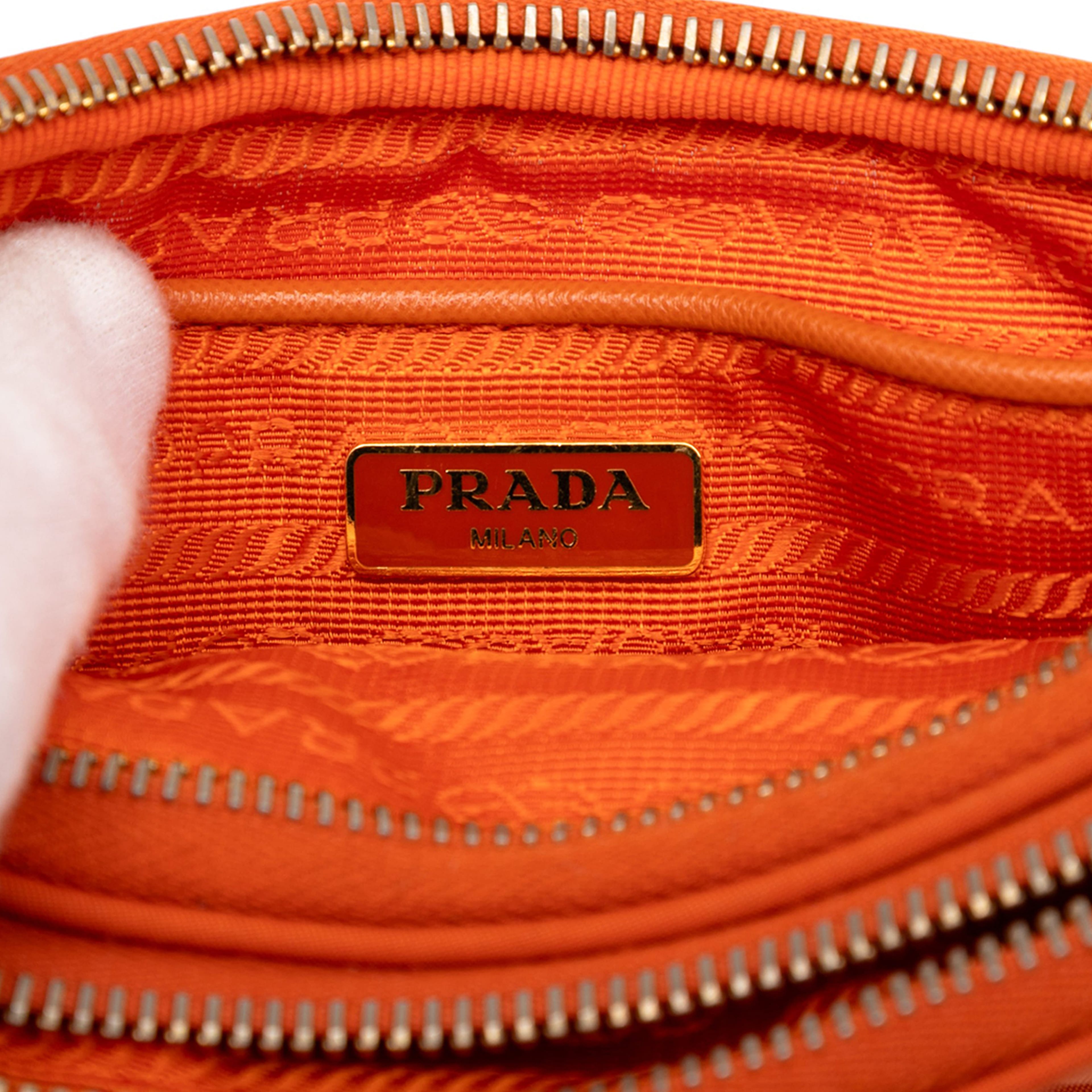 Prada Mini Tessuto Double Zip Camera Bag, från Luxclusif, i färgen orange. Klicka för att öppna bilden i stort format