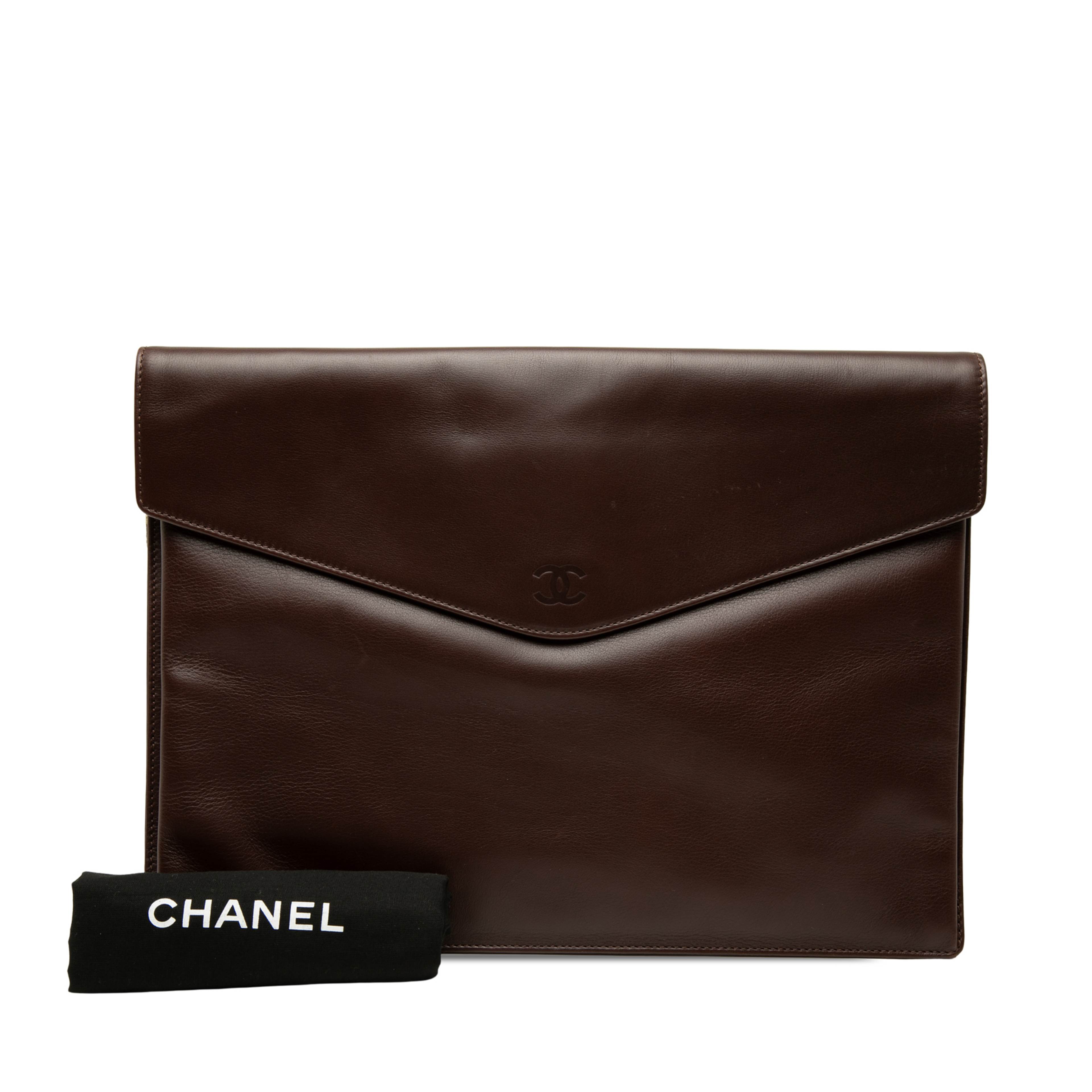Chanel Cc Smooth Calfskin Envelope Clutch, från Luxclusif, i färgen brun. Klicka för att öppna bilden i stort format