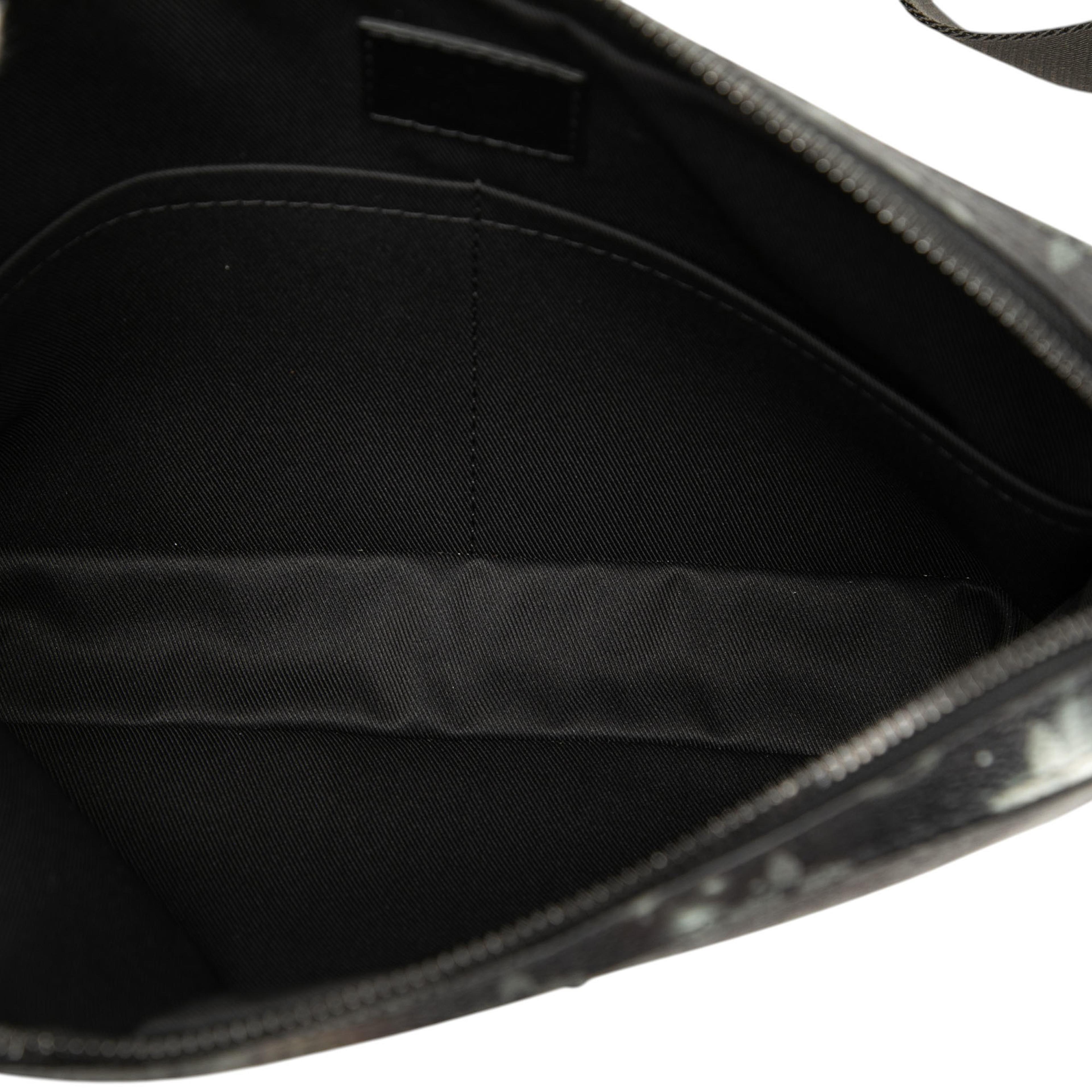 Louis Vuitton Monogram Galaxy Alpha Messenger Bag, från Luxclusif, i färgen svart. Klicka för att öppna bilden i stort format