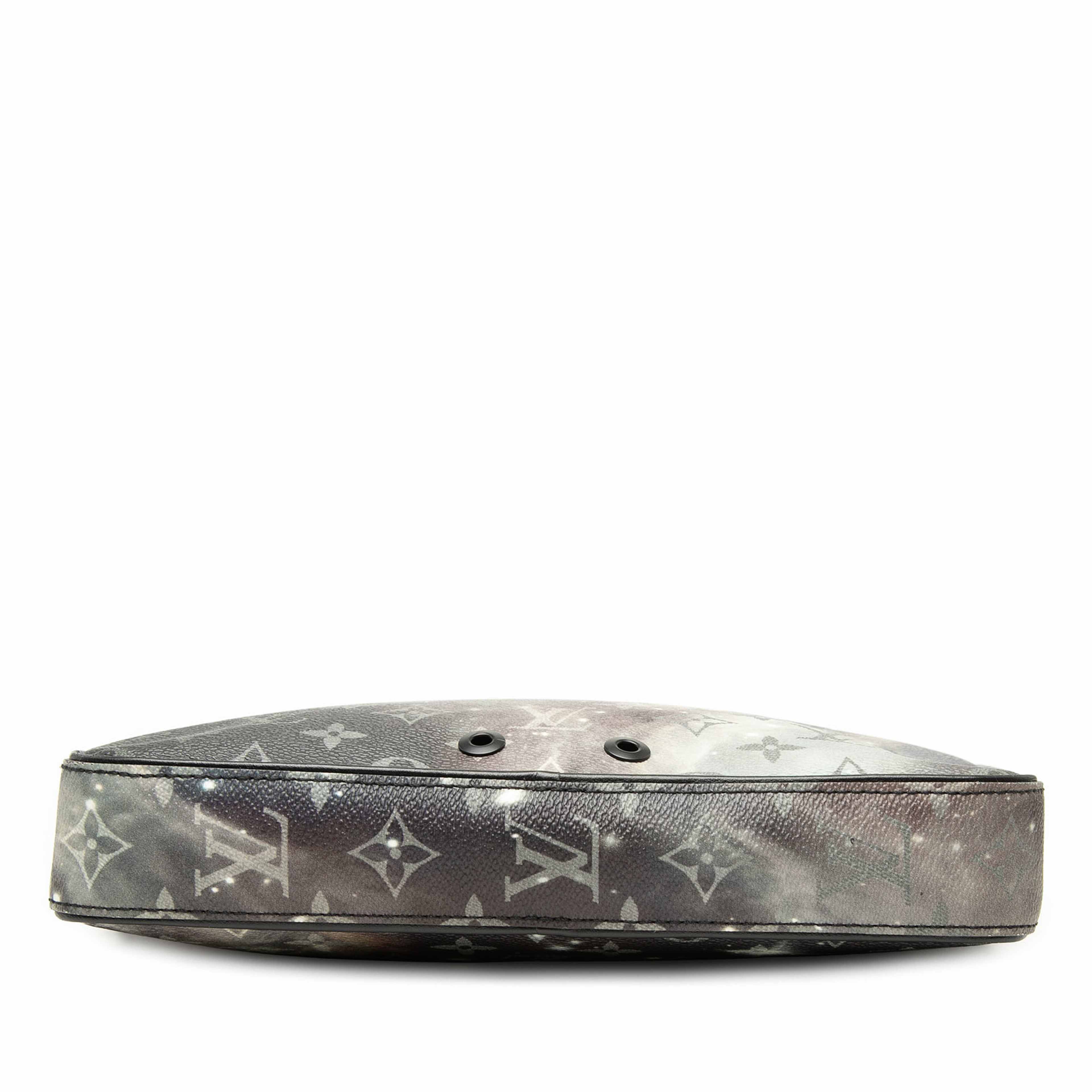 Louis Vuitton Monogram Galaxy Alpha Messenger Bag, från Luxclusif, i färgen svart. Klicka för att öppna bilden i stort format