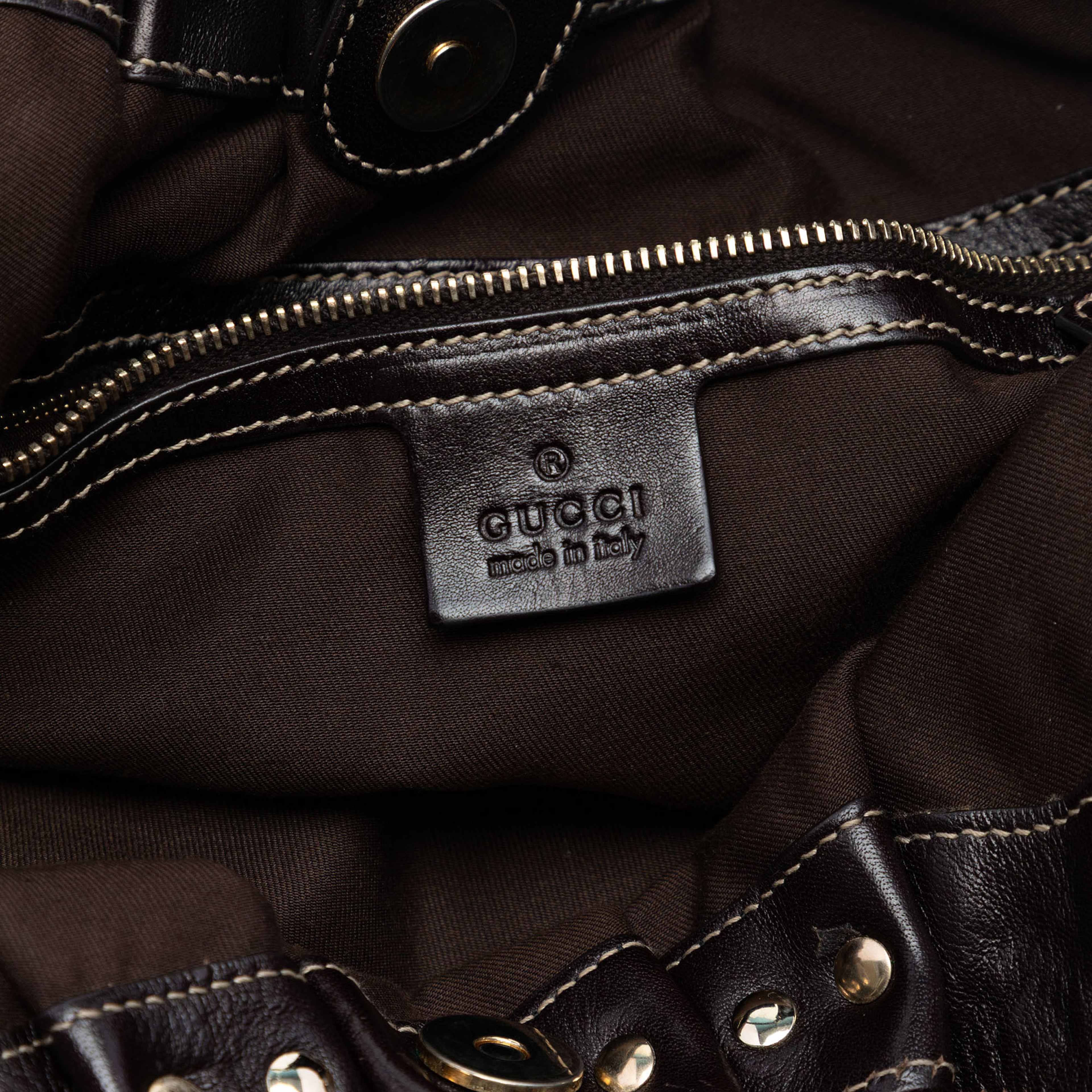 Gucci Gg Canvas Studded Pelham Hobo Bag, från Luxclusif, i färgen beige. Klicka för att öppna bilden i stort format