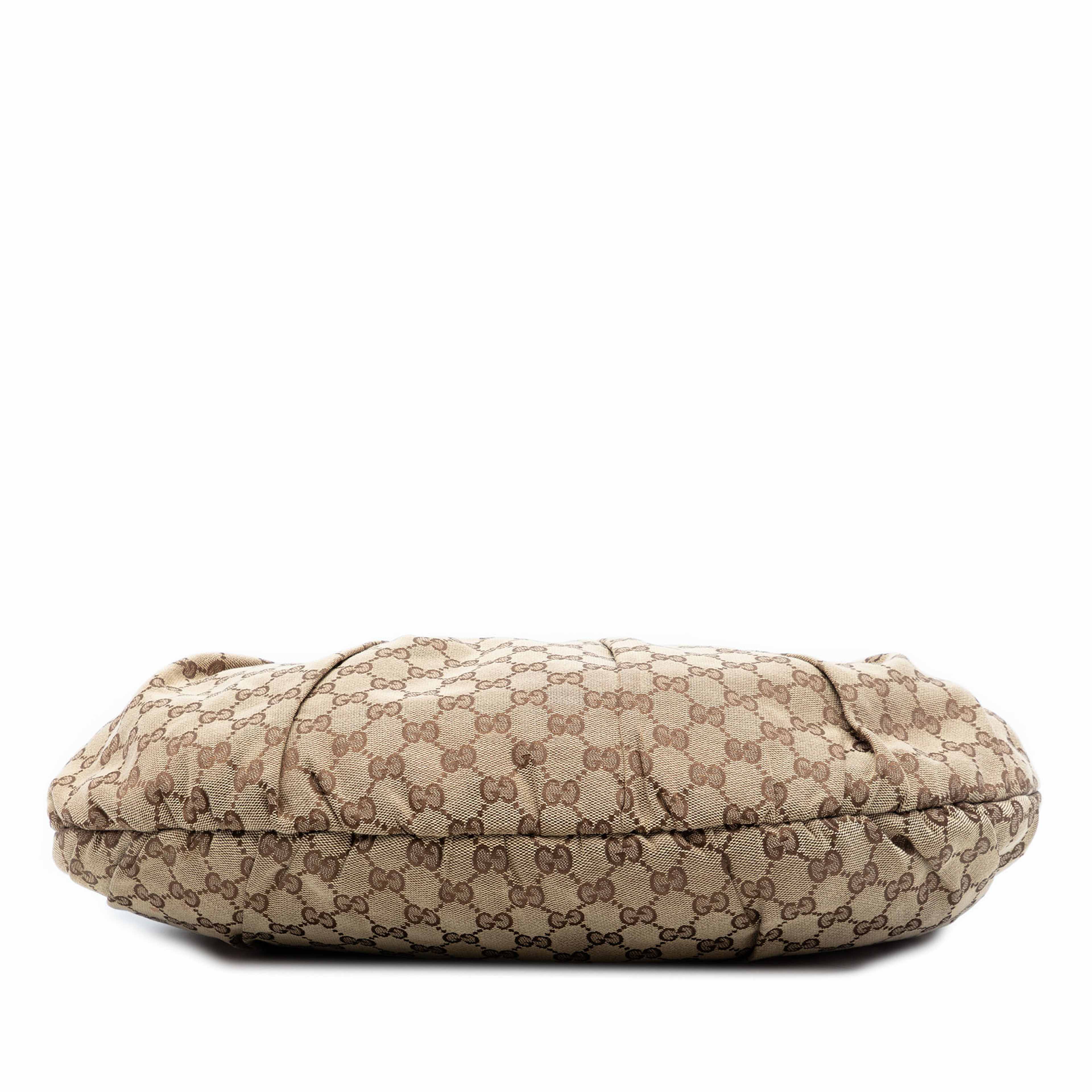 Gucci Gg Canvas Studded Pelham Hobo Bag, från Luxclusif, i färgen beige. Klicka för att öppna bilden i stort format