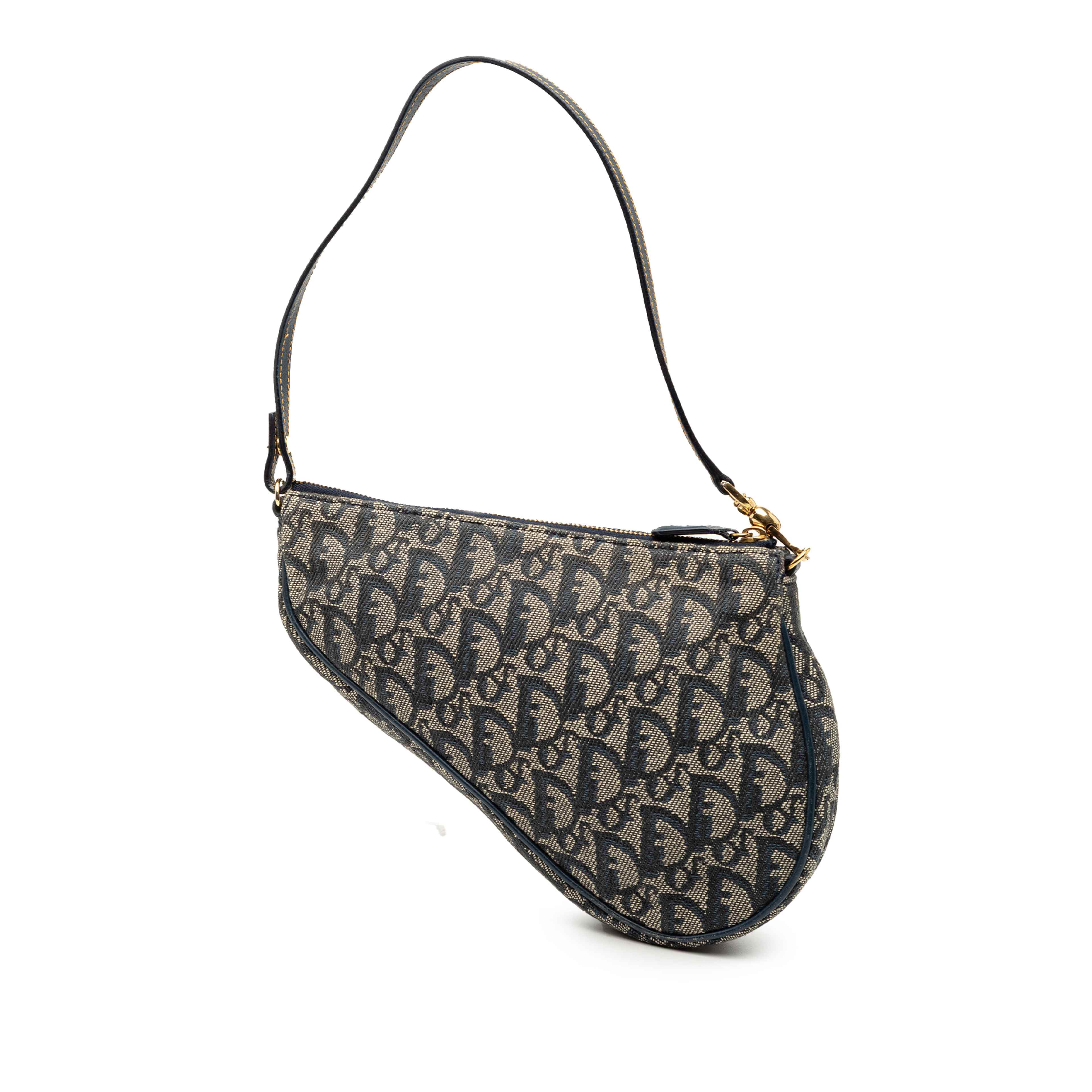 Dior Mini Diorissimo Canvas Saddle Pochette, från Luxclusif, i färgen blue. Klicka för att öppna bilden i stort format