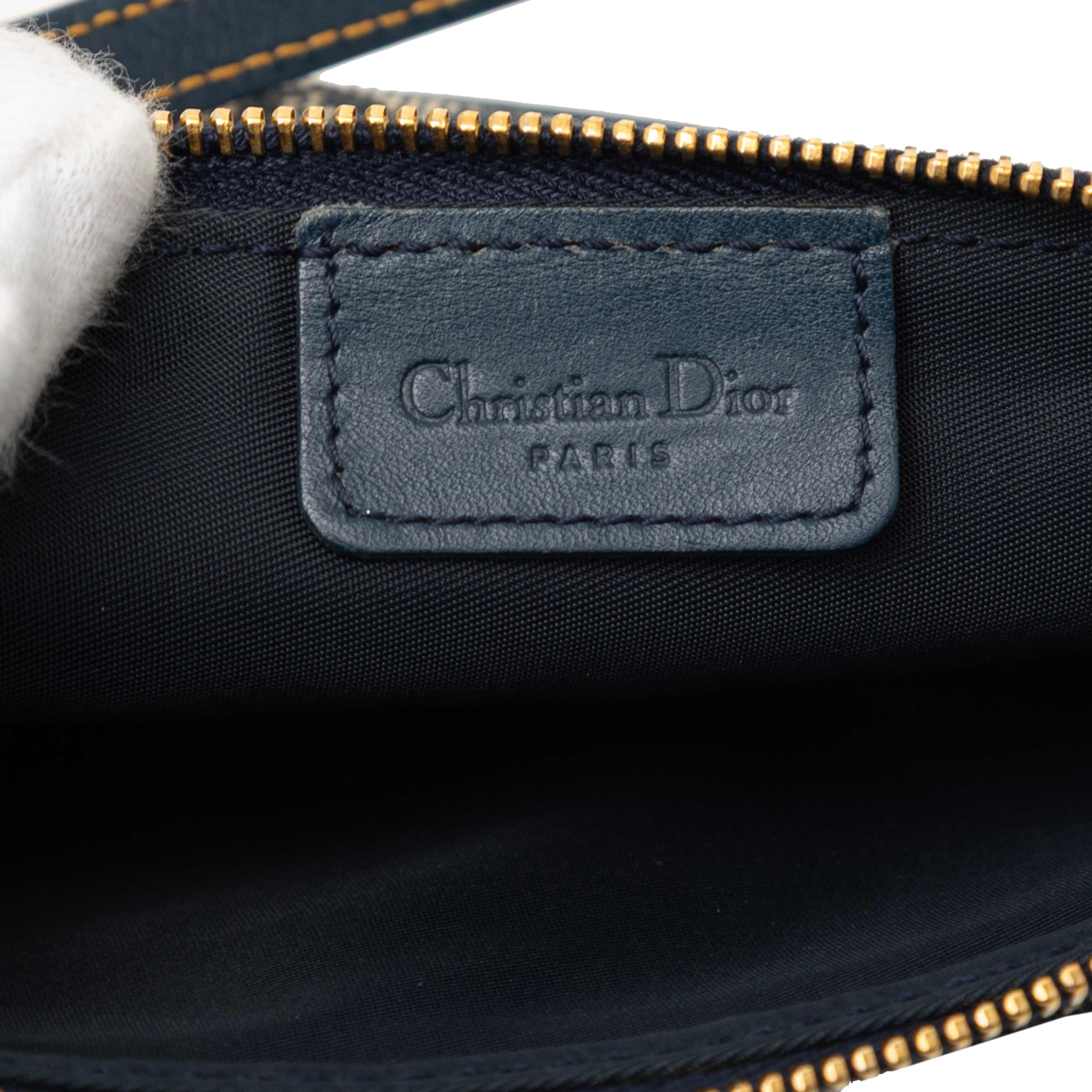Dior Mini Diorissimo Canvas Saddle Pochette, från Luxclusif, i färgen blue. Klicka för att öppna bilden i stort format