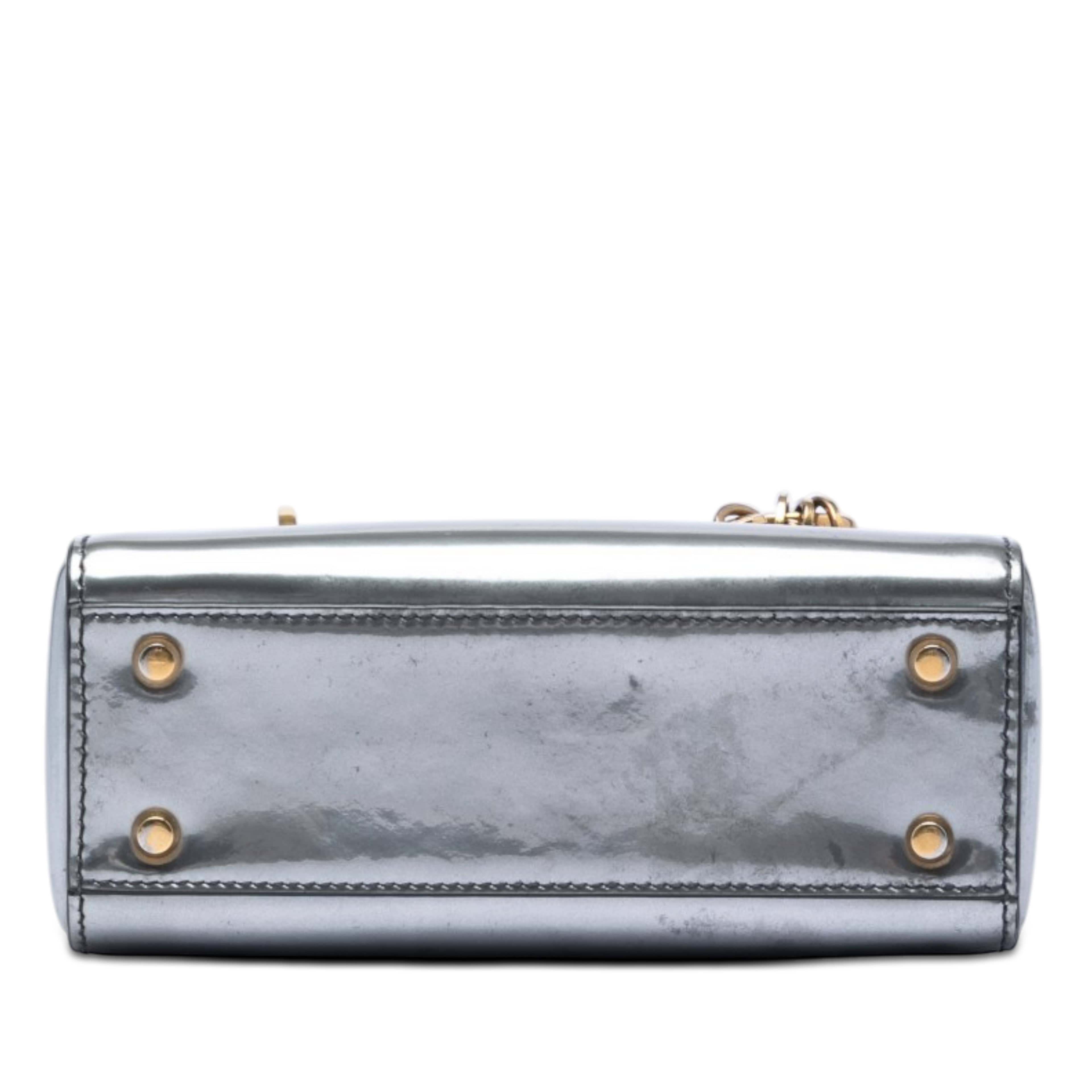 Dior Mini Metallic Patent Lady Dior, från Luxclusif, i färgen silver. Klicka för att öppna bilden i stort format