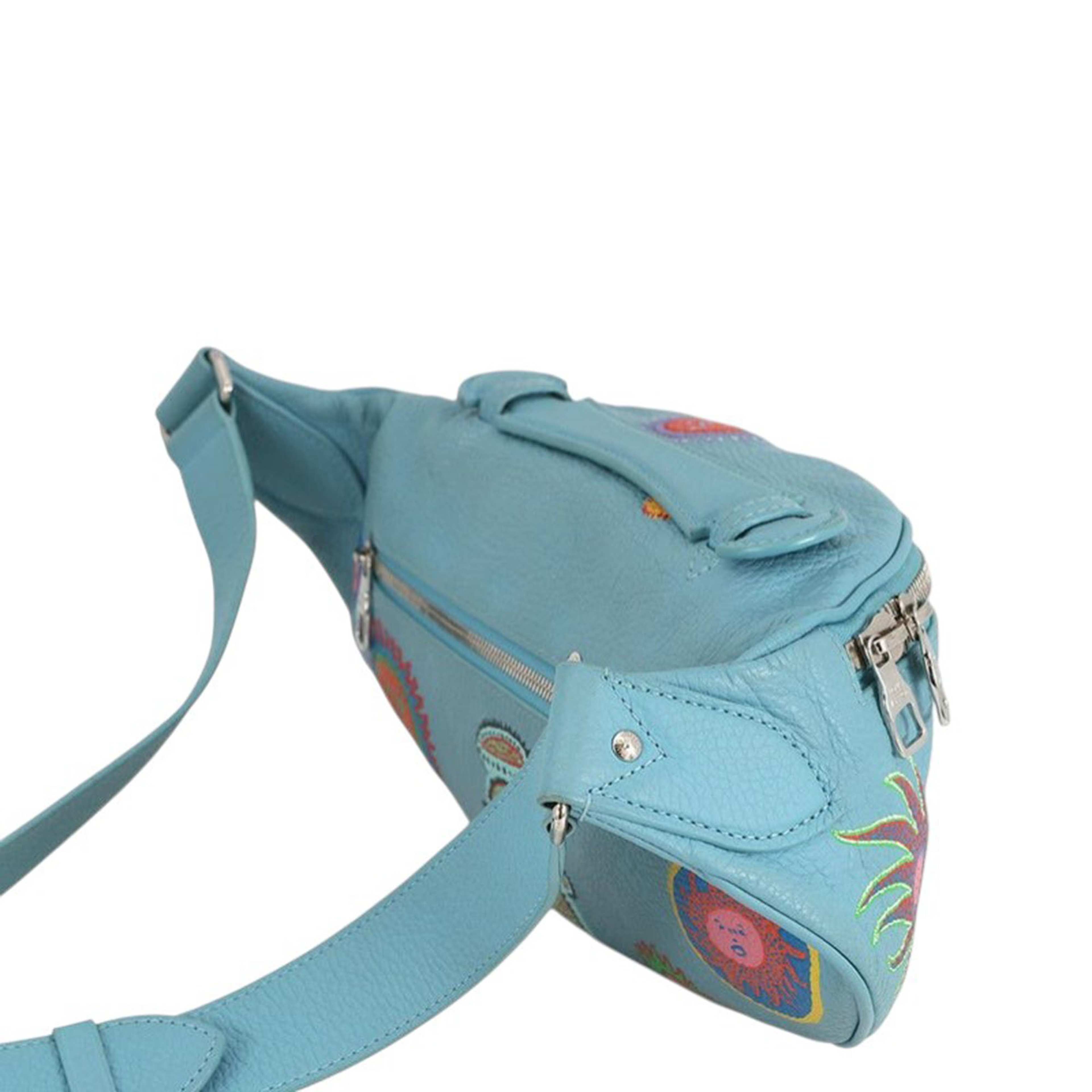 Louis Vuitton Yayoi Kusama Taurillon Faces Maxi Bumbag, från Luxclusif, i färgen blå. Klicka för att öppna bilden i stort format