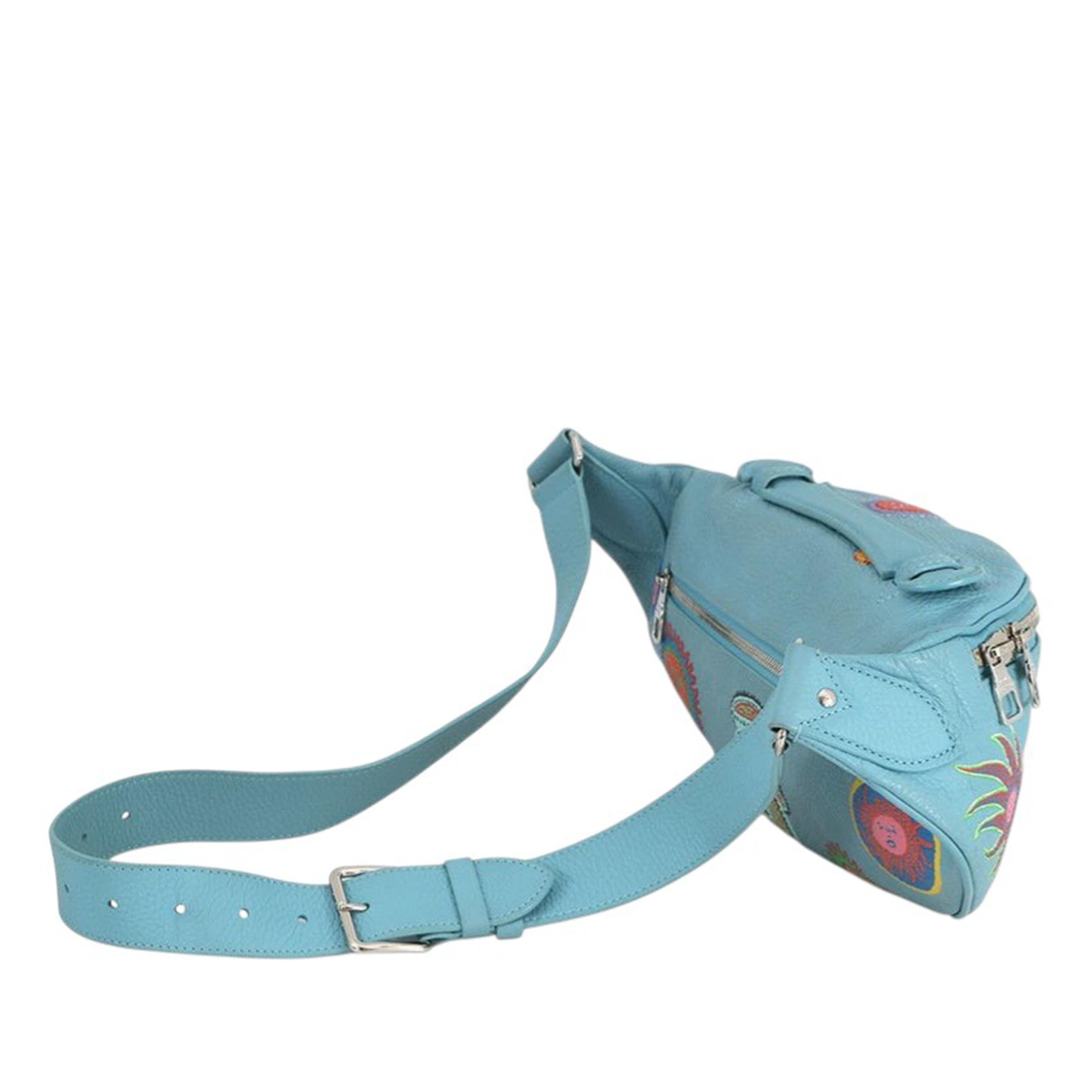Louis Vuitton Yayoi Kusama Taurillon Faces Maxi Bumbag, från Luxclusif, i färgen light blue. Klicka för att öppna bilden i stort format