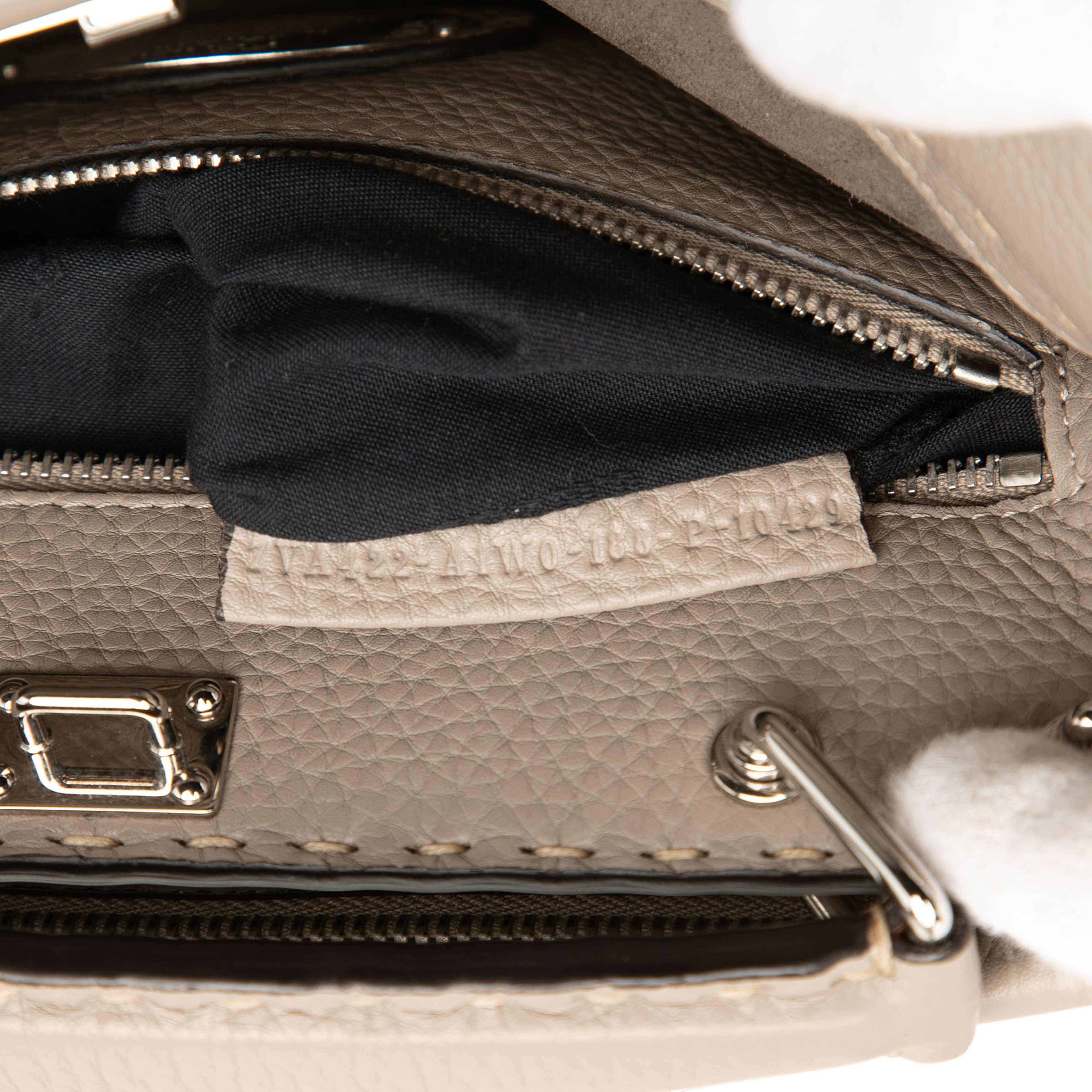 Fendi Sue Tilley Mini Calfskin Romano Selleria Banana Peekaboo Iconic Fit Satchel, från Luxclusif, i färgen brun. Klicka för att öppna bilden i stort format