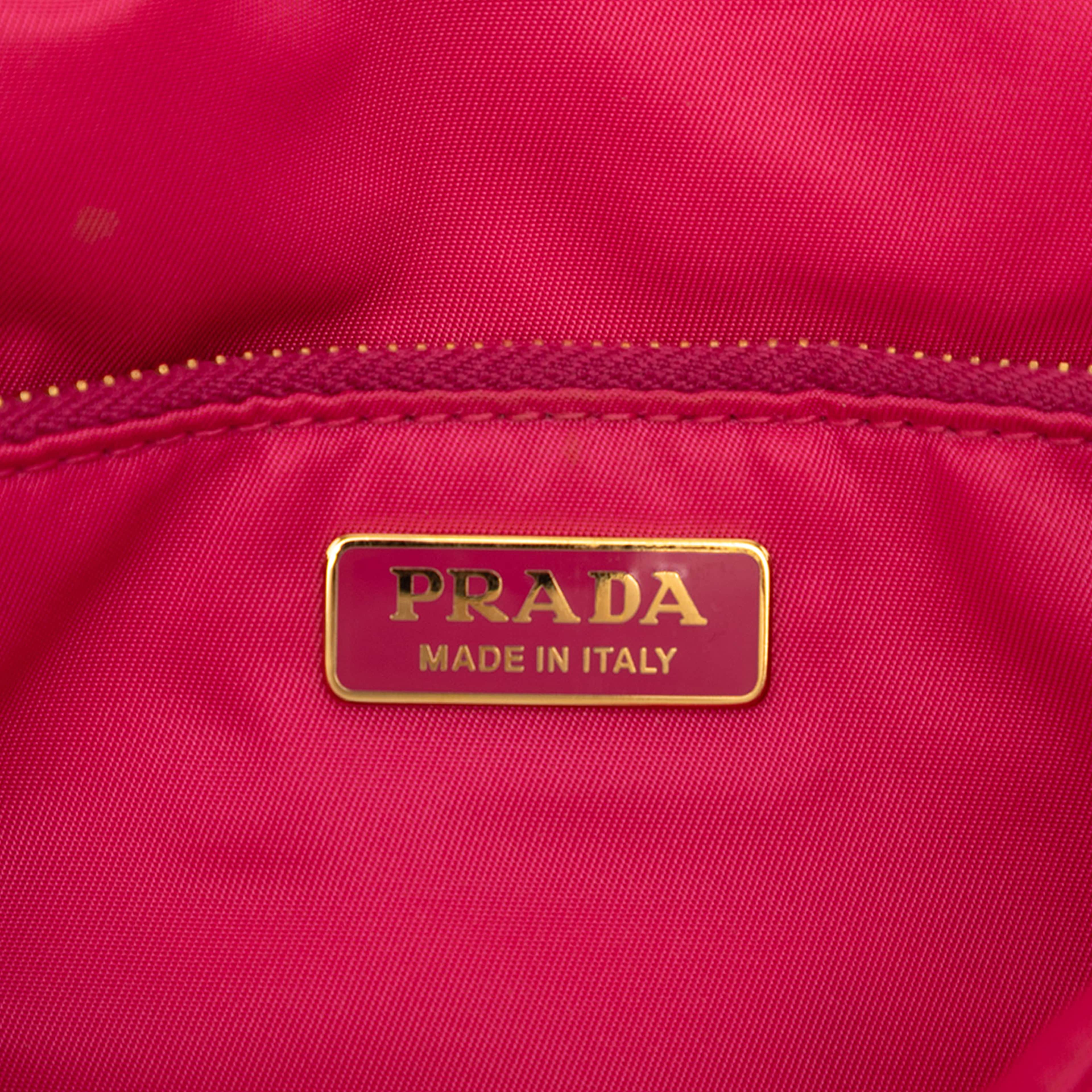 Prada Tessuto Chain Flap Crossbody, från Luxclusif, i färgen hot pink. Klicka för att öppna bilden i stort format