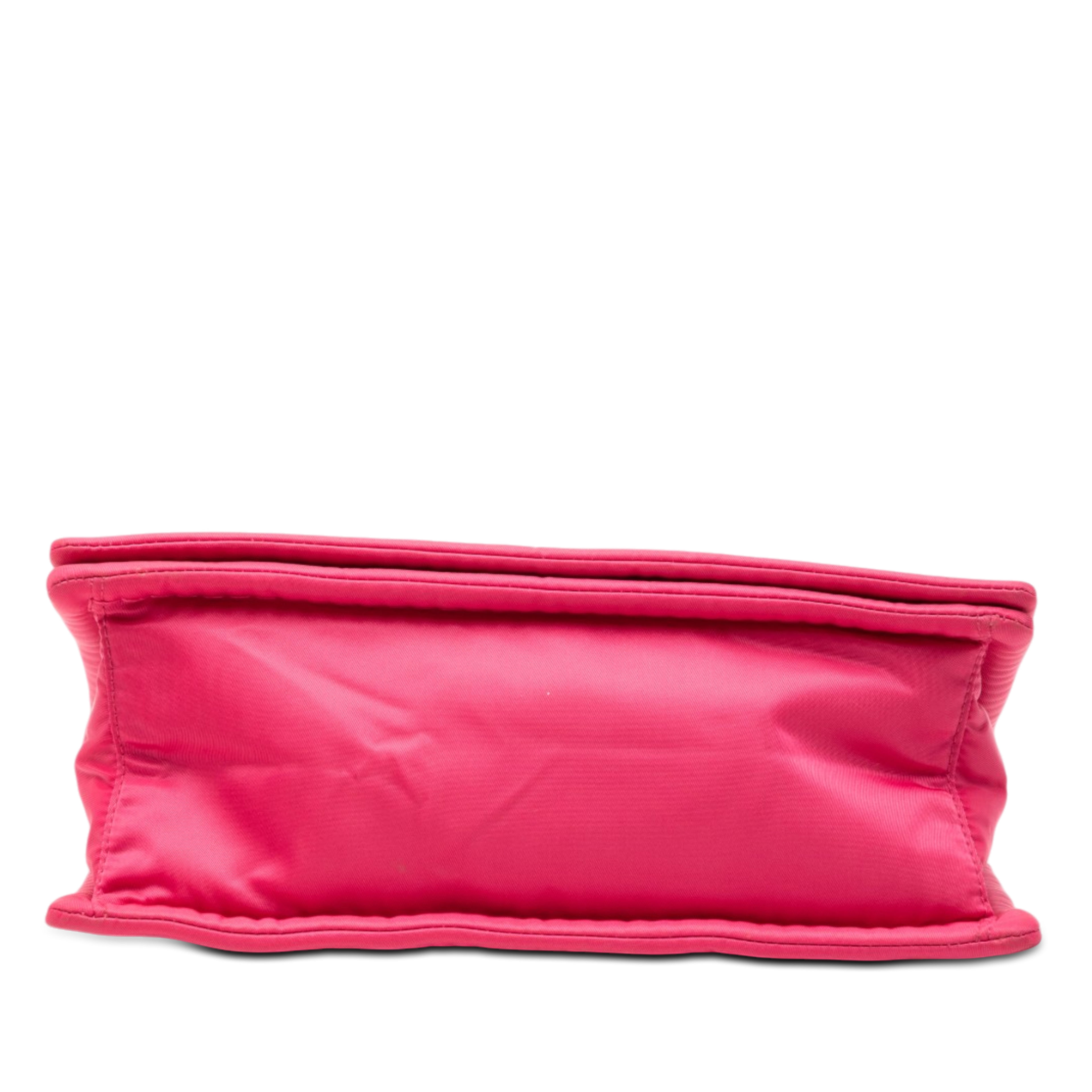Prada Tessuto Chain Flap Crossbody, från Luxclusif, i färgen rosa. Klicka för att öppna bilden i stort format