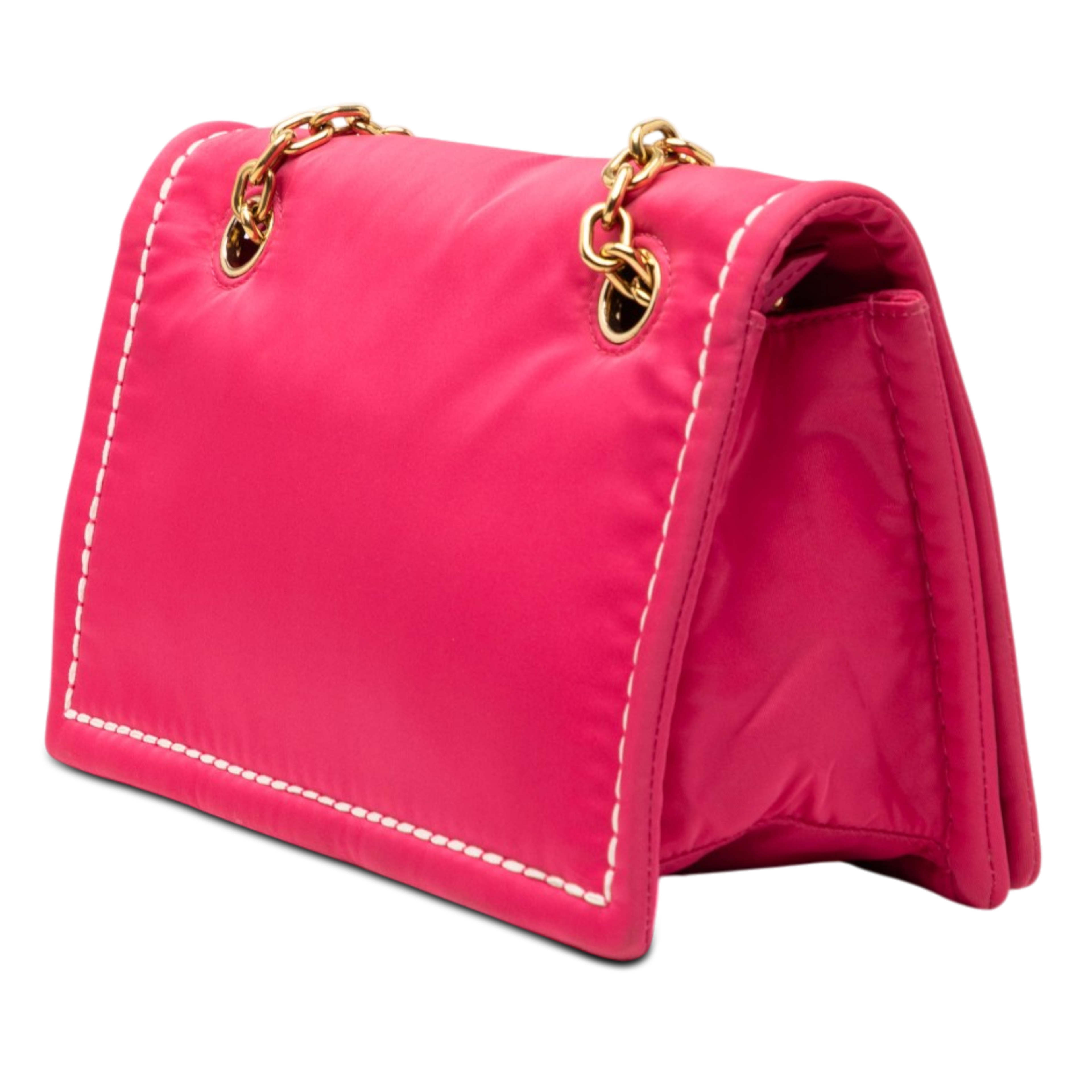 Prada Tessuto Chain Flap Crossbody, från Luxclusif, i färgen rosa. Klicka för att öppna bilden i stort format