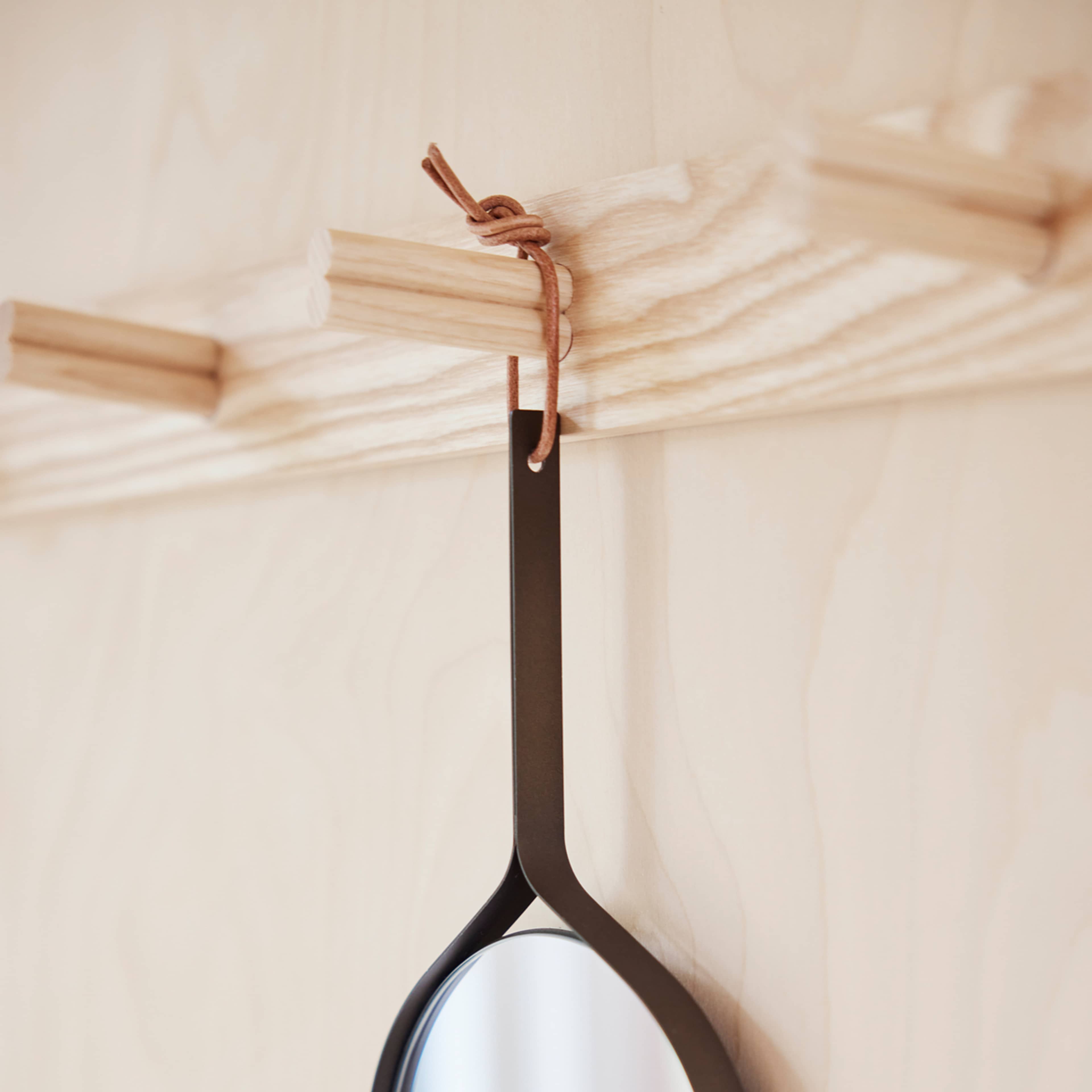Mira Hand Mirror, från OYOY Living, i färgen browned brass. Klicka för att öppna bilden i stort format