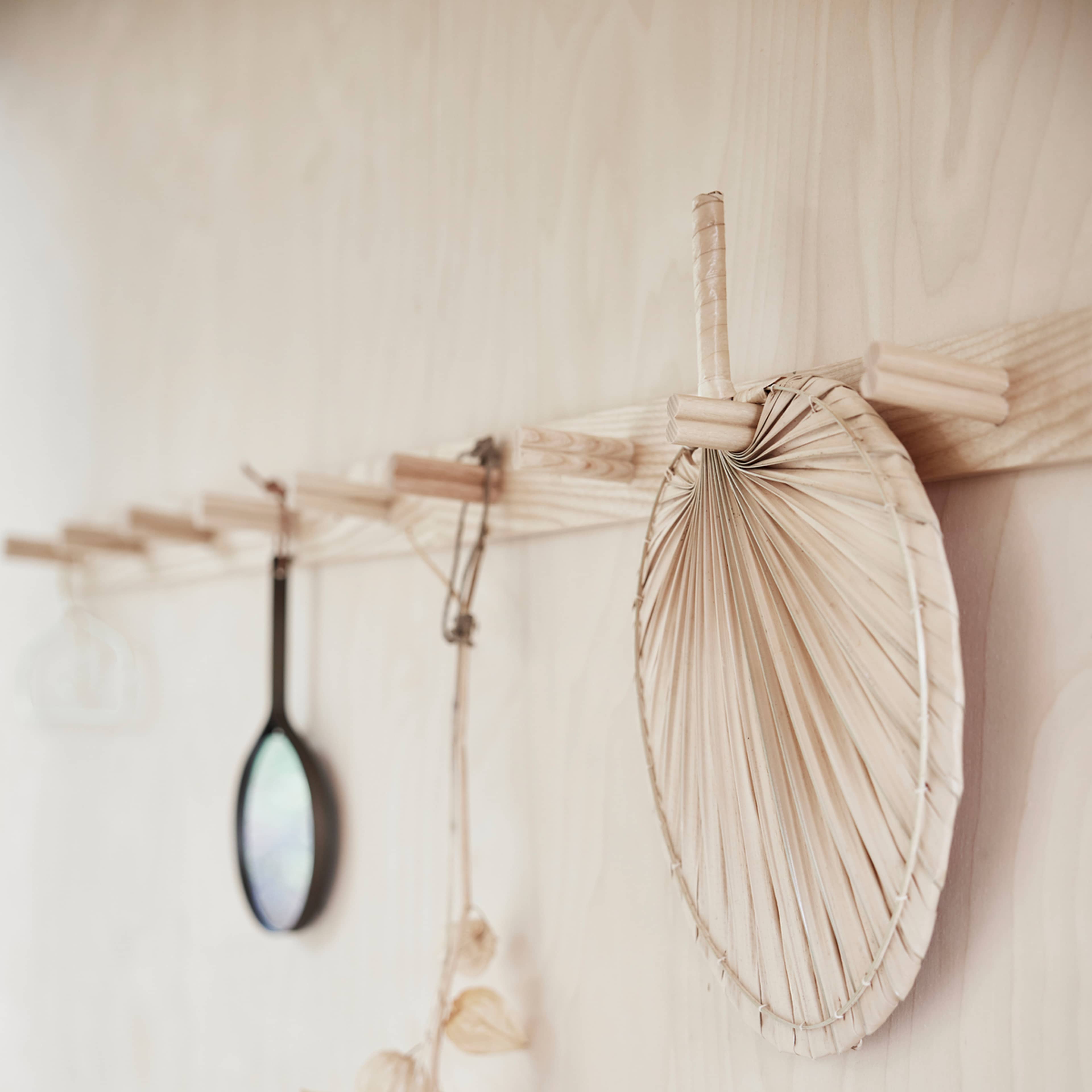 Mira Hand Mirror, från OYOY Living, i färgen browned brass. Klicka för att öppna bilden i stort format