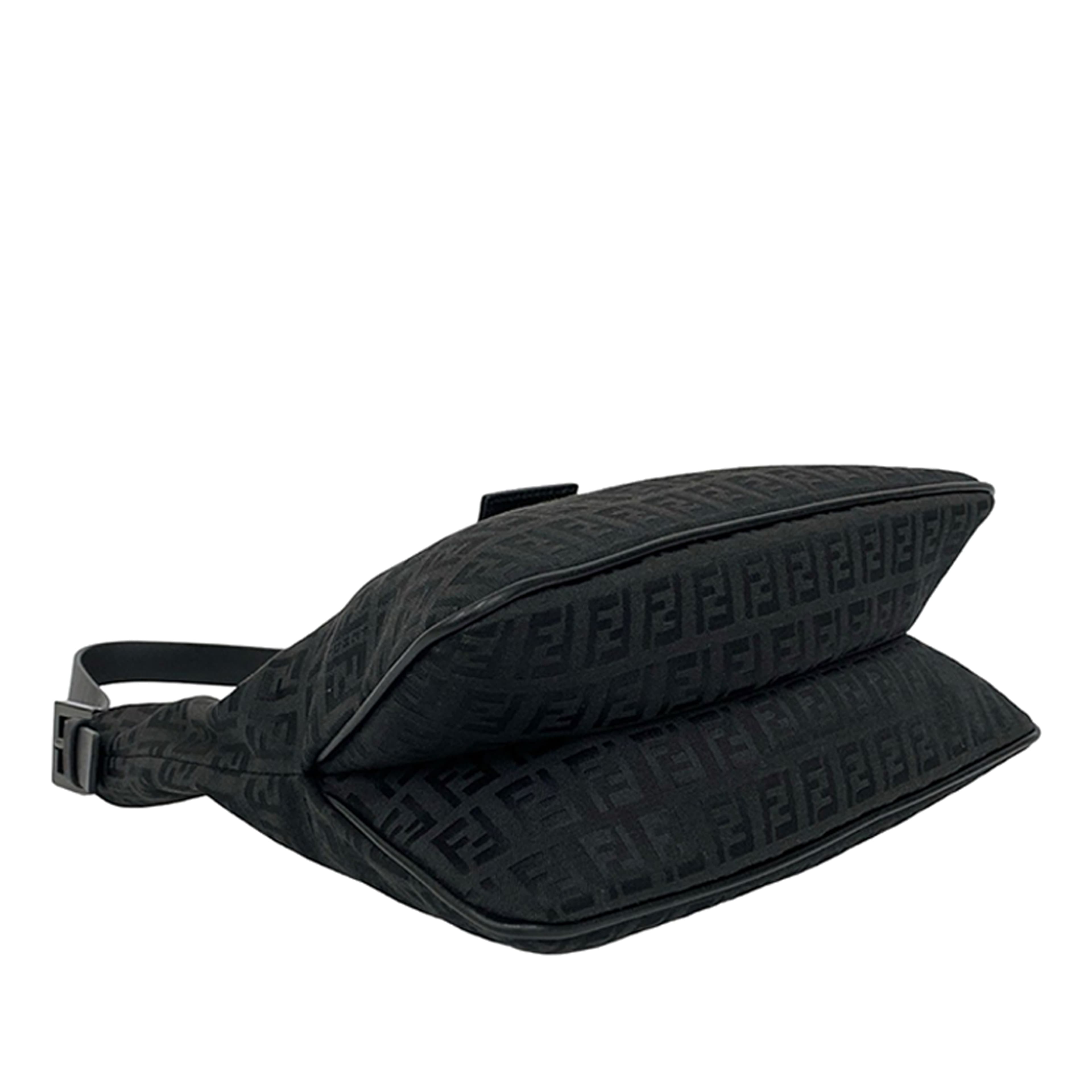 Fendi Zucchino Canvas Shoulder Bag, från Luxclusif, i färgen black. Klicka för att öppna bilden i stort format