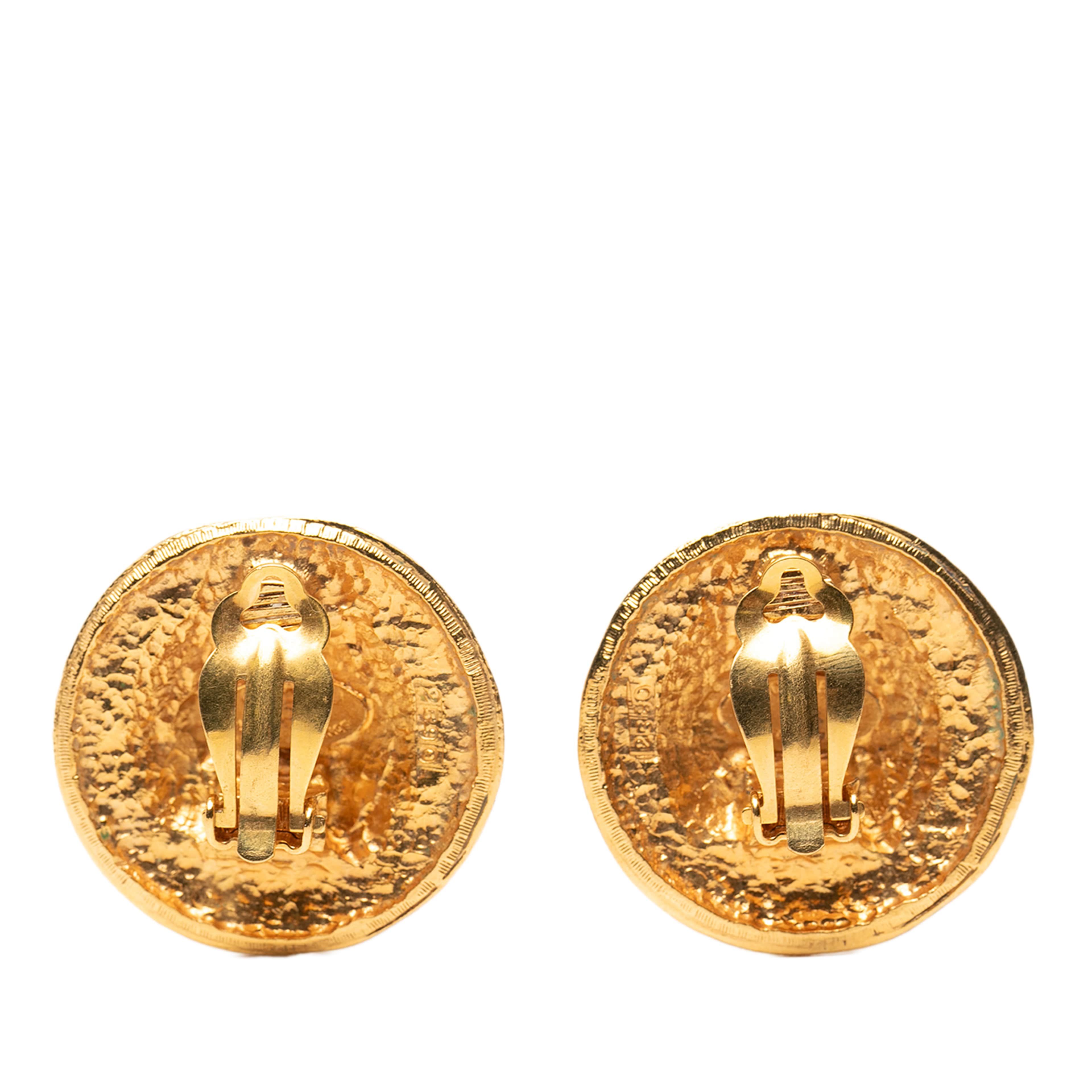 Chanel Cc Gold Plated Crest Round Clip On Earrings, från Luxclusif, i färgen gold. Klicka för att öppna bilden i stort format
