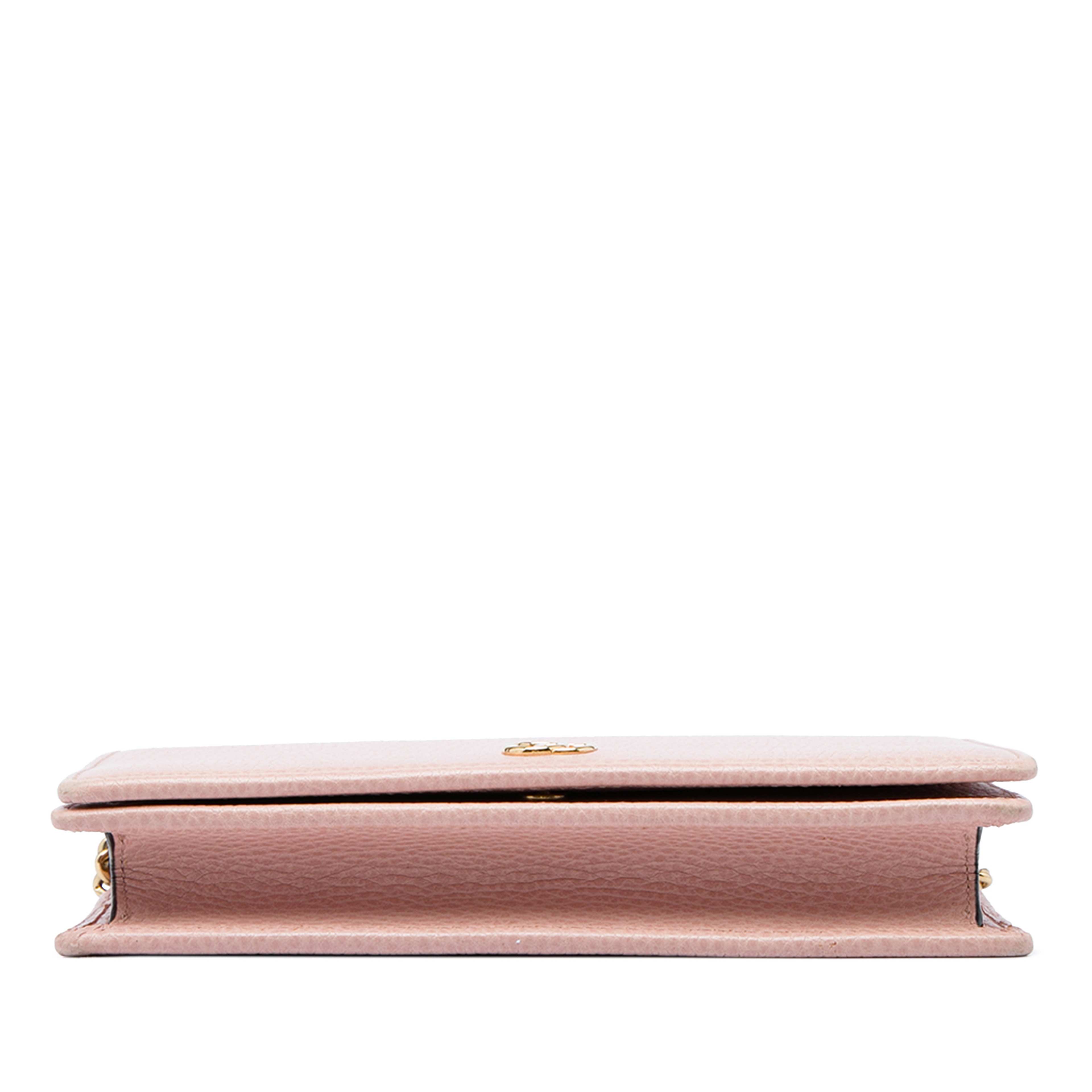 Gucci Gg Marmont Calfskin Wallet On Chain, från Luxclusif, i färgen rosa. Klicka för att öppna bilden i stort format