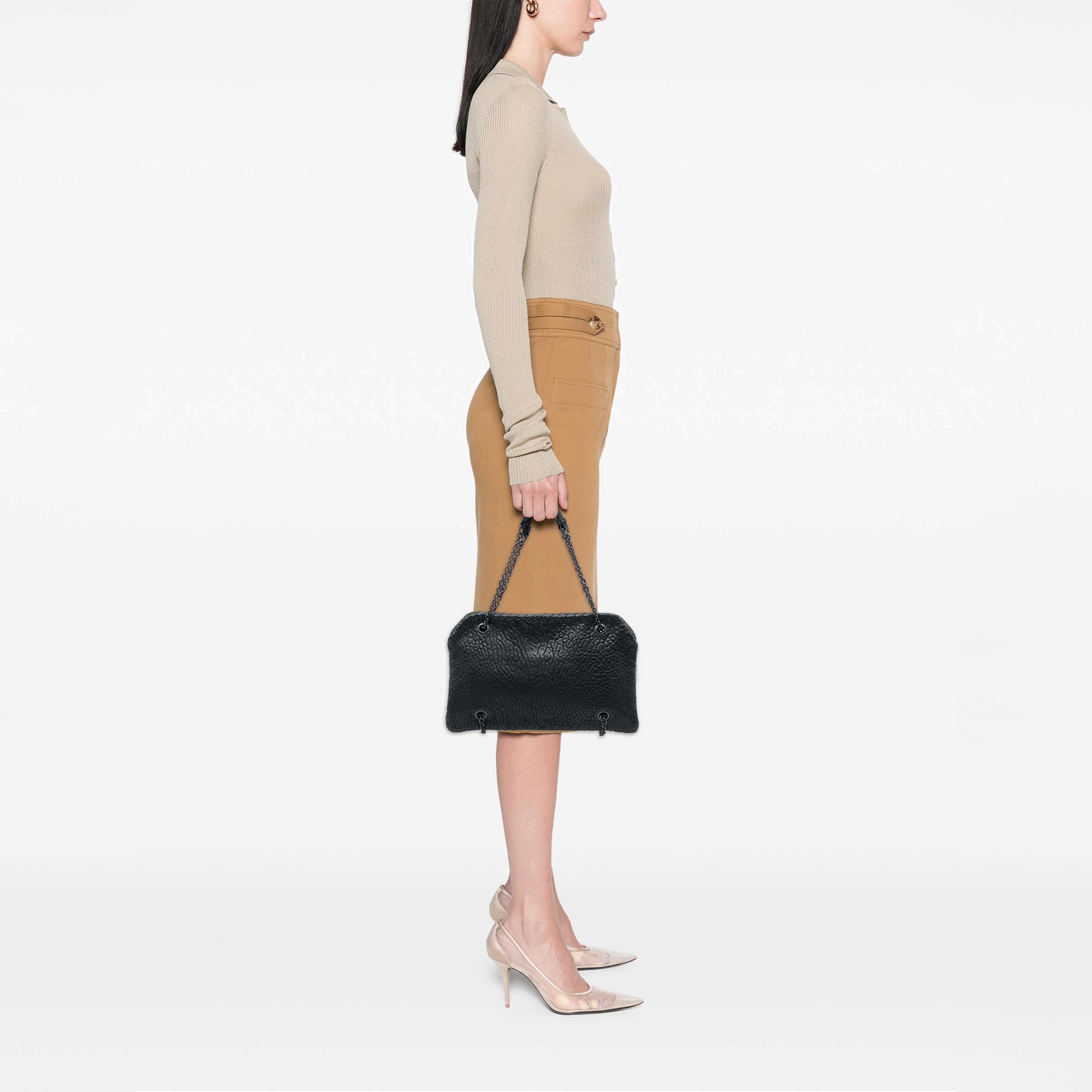 Bottega Veneta Textured Leather Whipstitch Duo Shoulder Bag, från Luxclusif, i färgen svart. Klicka för att öppna bilden i stort format