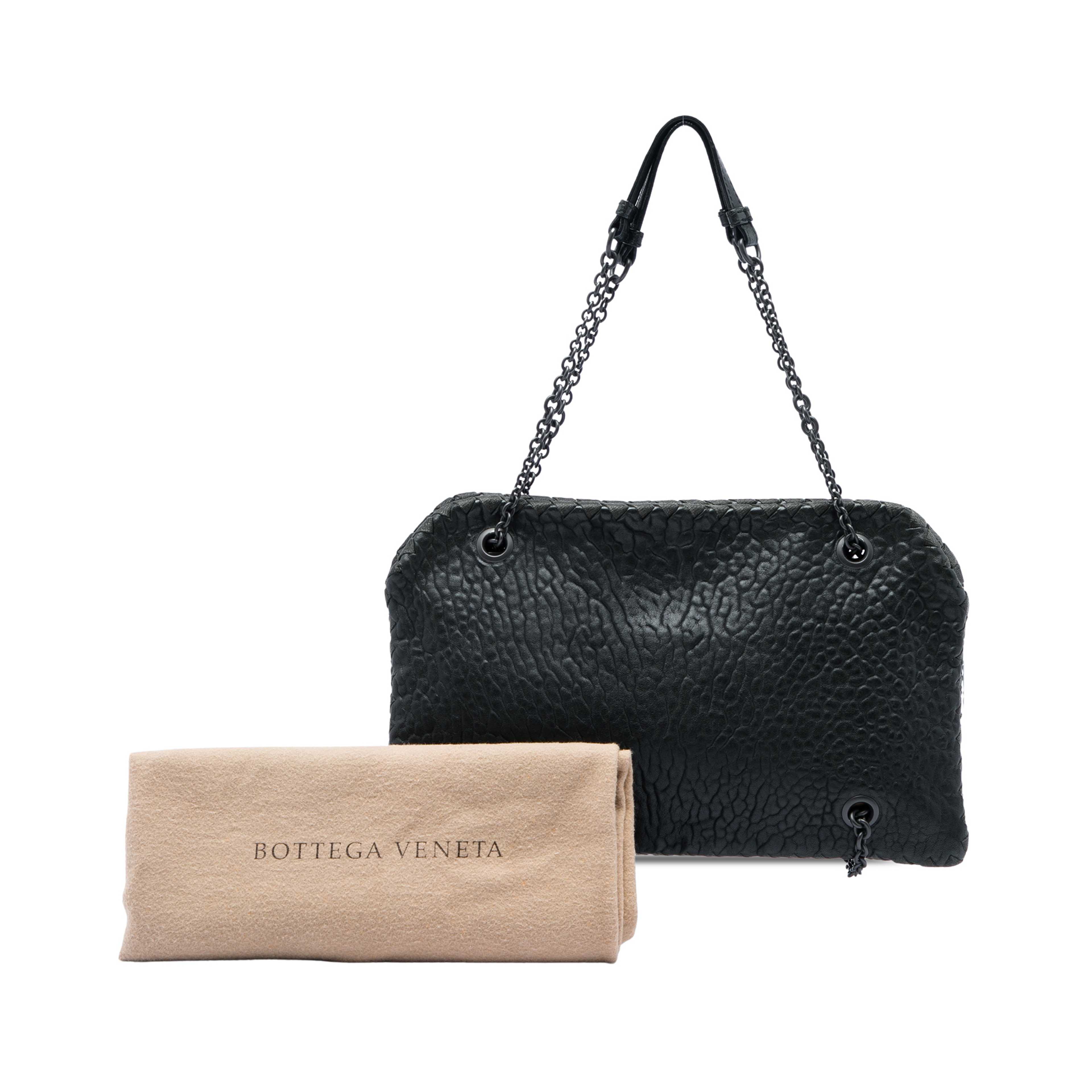 Bottega Veneta Textured Leather Whipstitch Duo Shoulder Bag, från Luxclusif, i färgen svart. Klicka för att öppna bilden i stort format