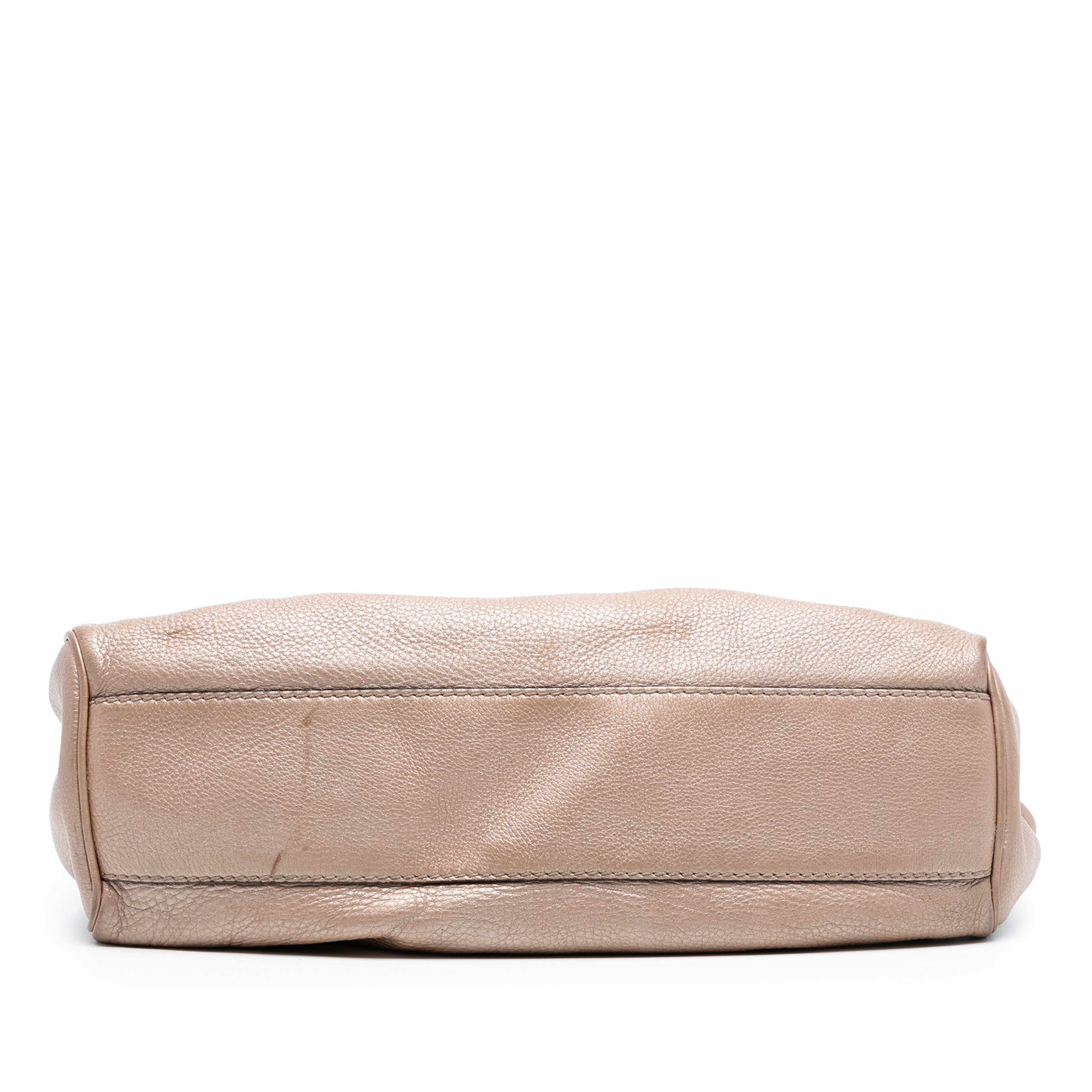 Gucci Medium Calfskin Sukey Tote, från Luxclusif, i färgen rose gold. Klicka för att öppna bilden i stort format