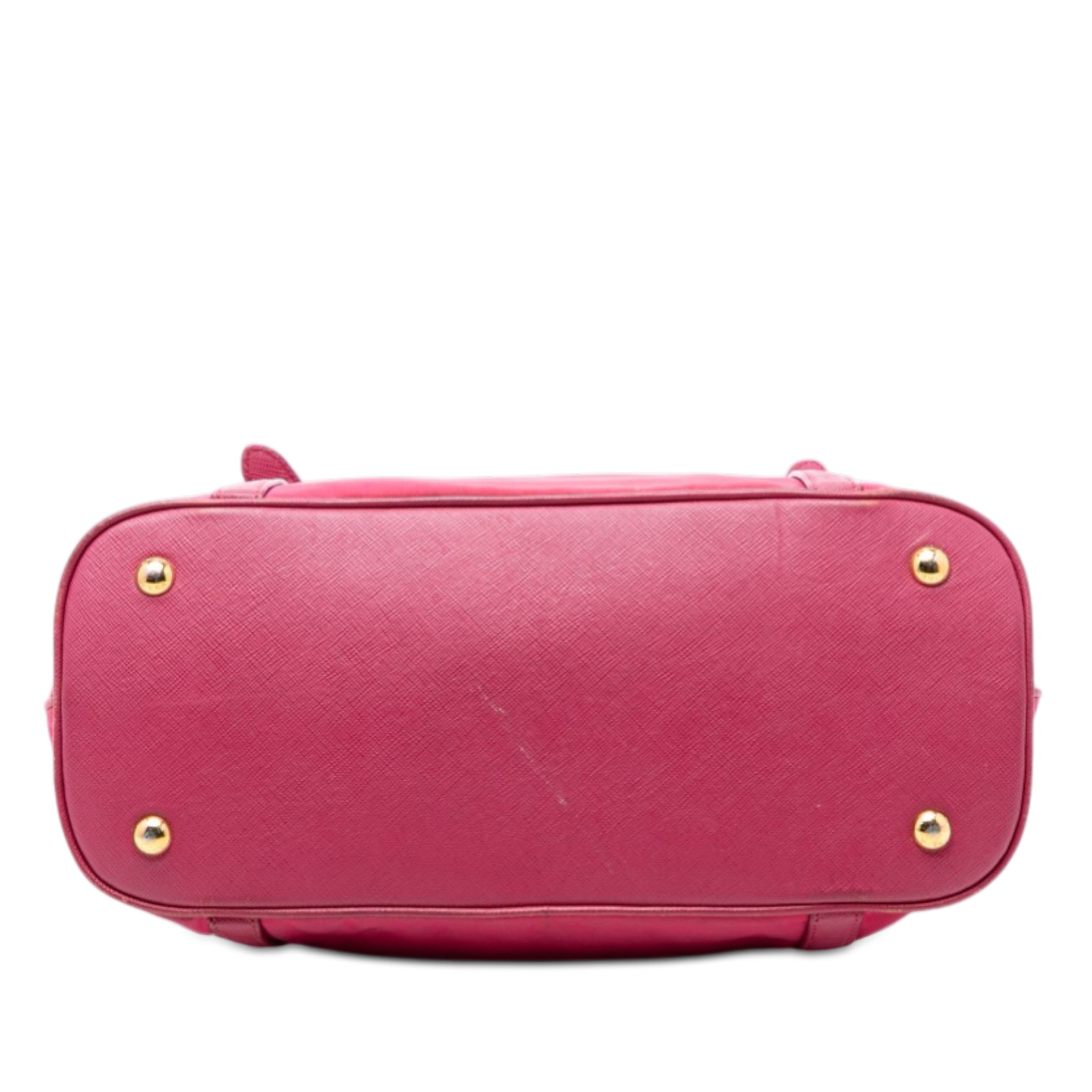 Prada Saffiano Trimmed Tessuto Dome Satchel, från Luxclusif, i färgen dark pink. Klicka för att öppna bilden i stort format