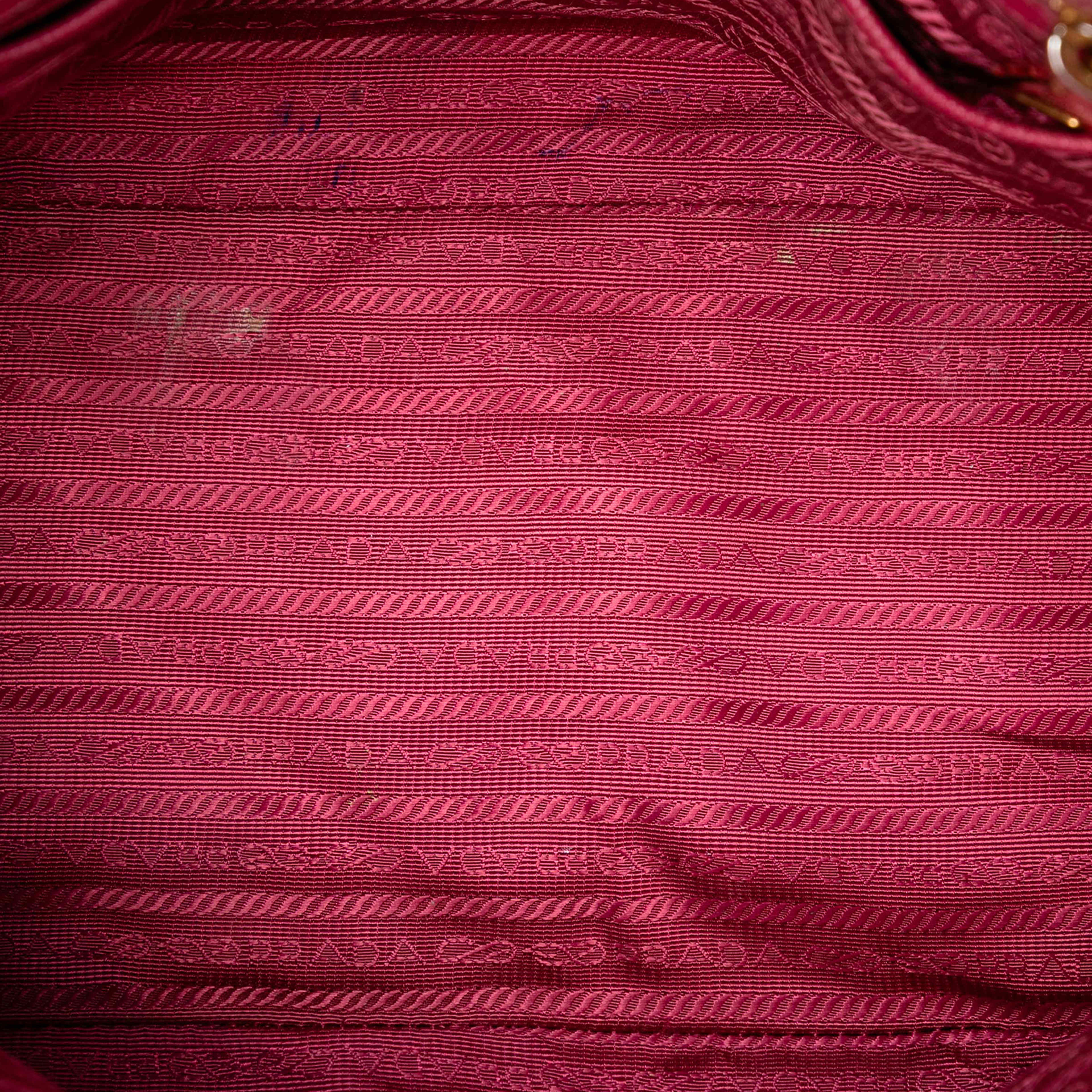 Prada Saffiano Trimmed Tessuto Dome Satchel, från Luxclusif, i färgen dark pink. Klicka för att öppna bilden i stort format