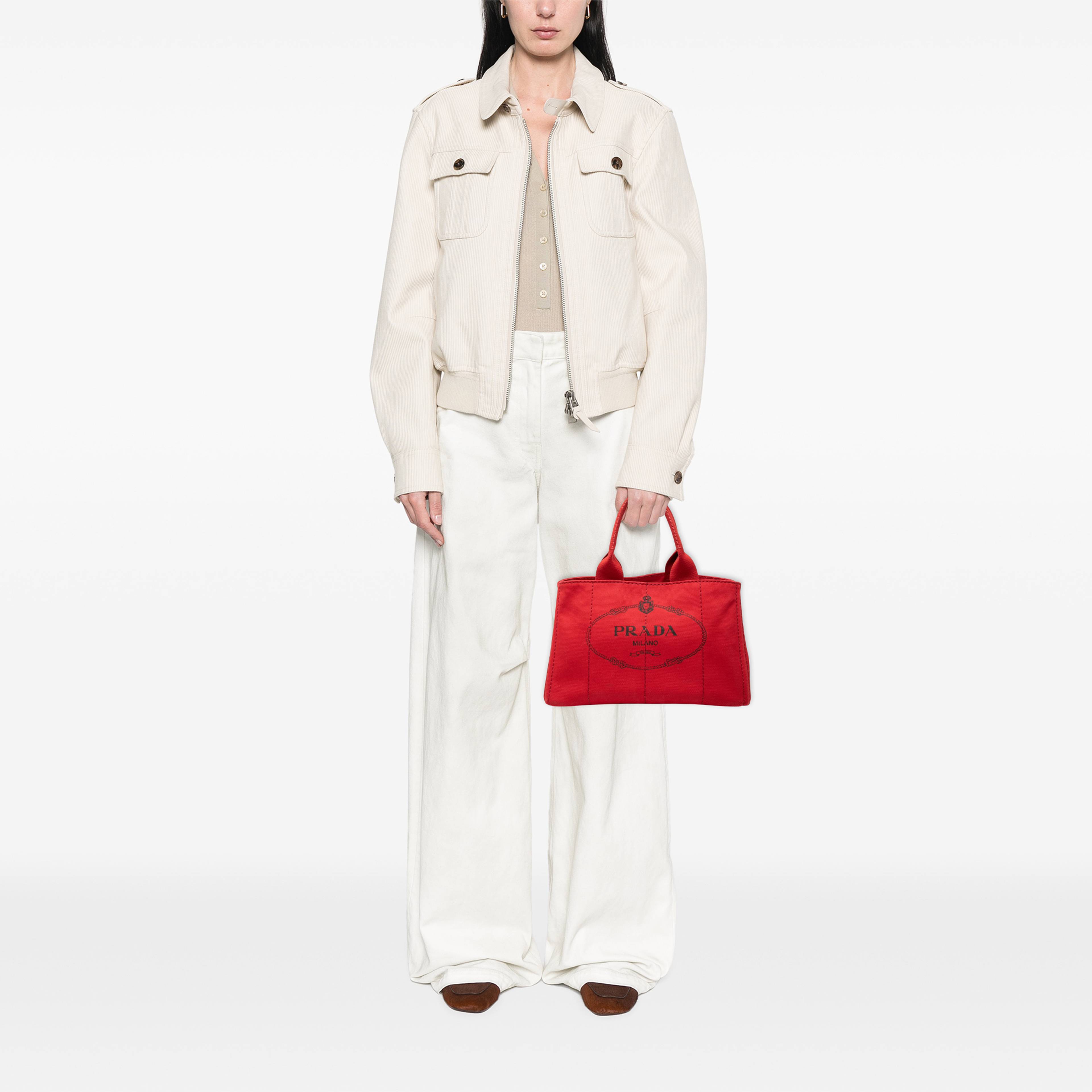 Prada Canvas Canapa Logo Satchel, från Luxclusif, i färgen röd. Klicka för att öppna bilden i stort format