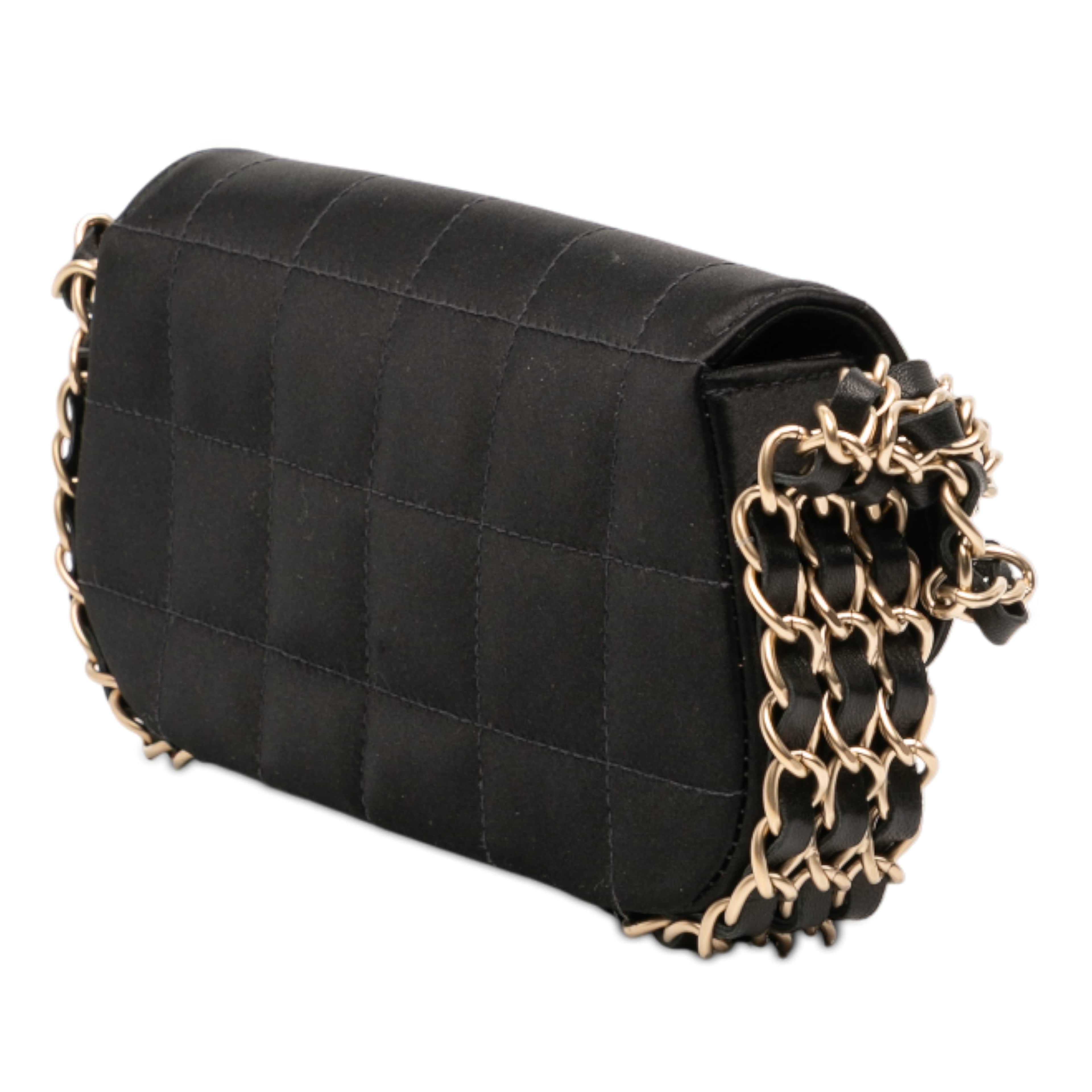 Chanel Mini Chocolate Bar Satin Triple Chain Single Flap, från Luxclusif, i färgen black. Klicka för att öppna bilden i stort format