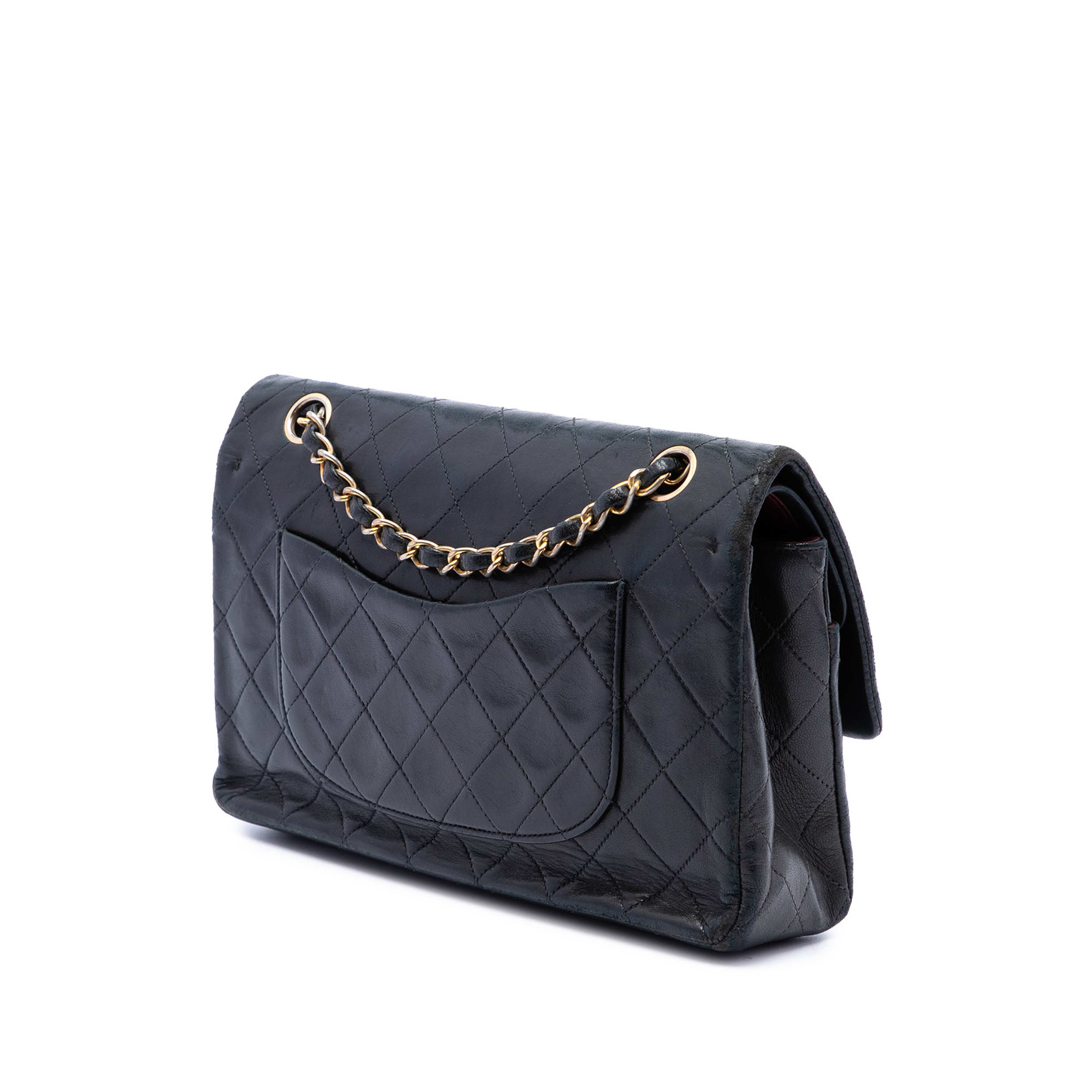 Chanel Medium Classic Lambskin Double Flap, från Luxclusif, i färgen svart. Klicka för att öppna bilden i stort format