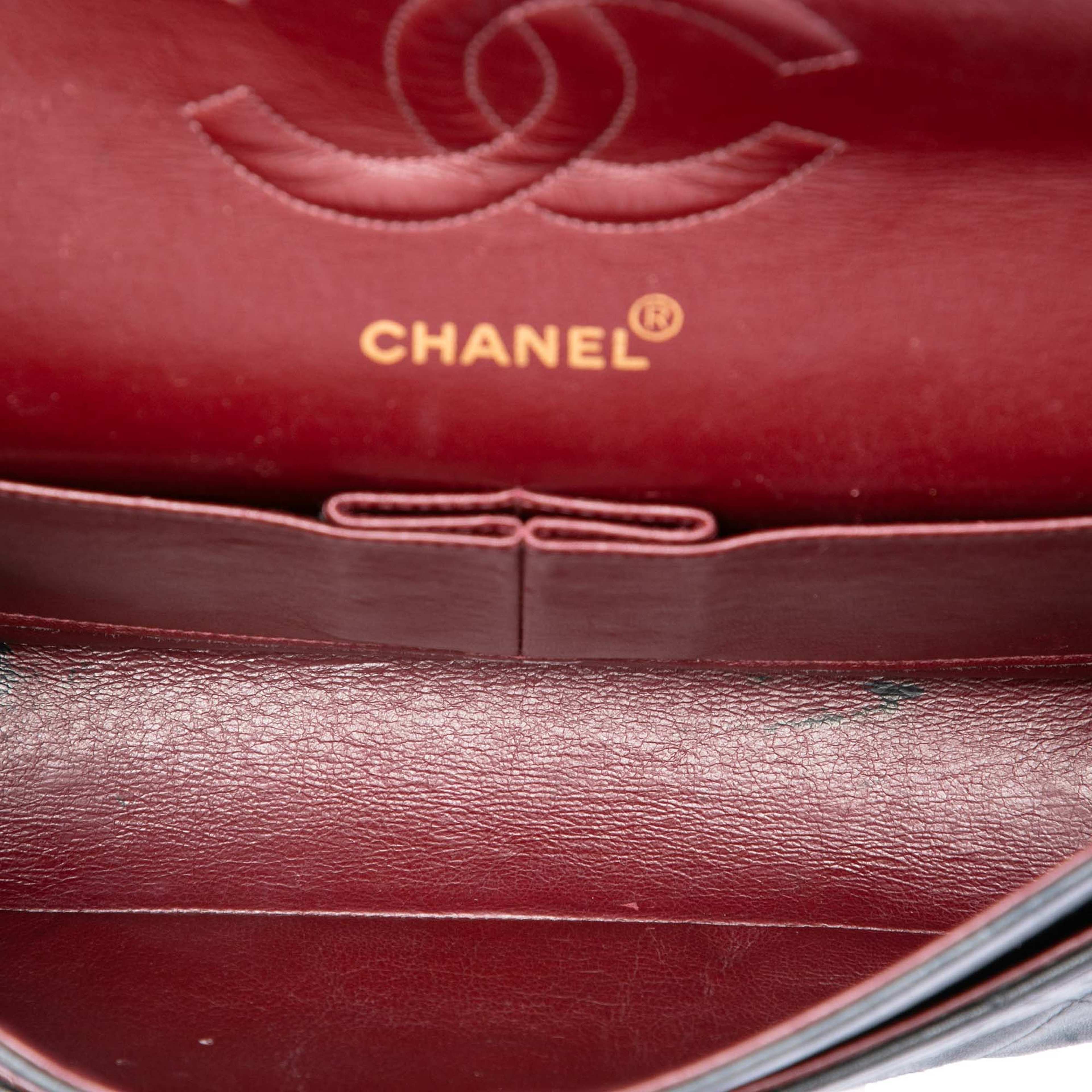 Chanel Medium Classic Lambskin Double Flap, från Luxclusif, i färgen svart. Klicka för att öppna bilden i stort format