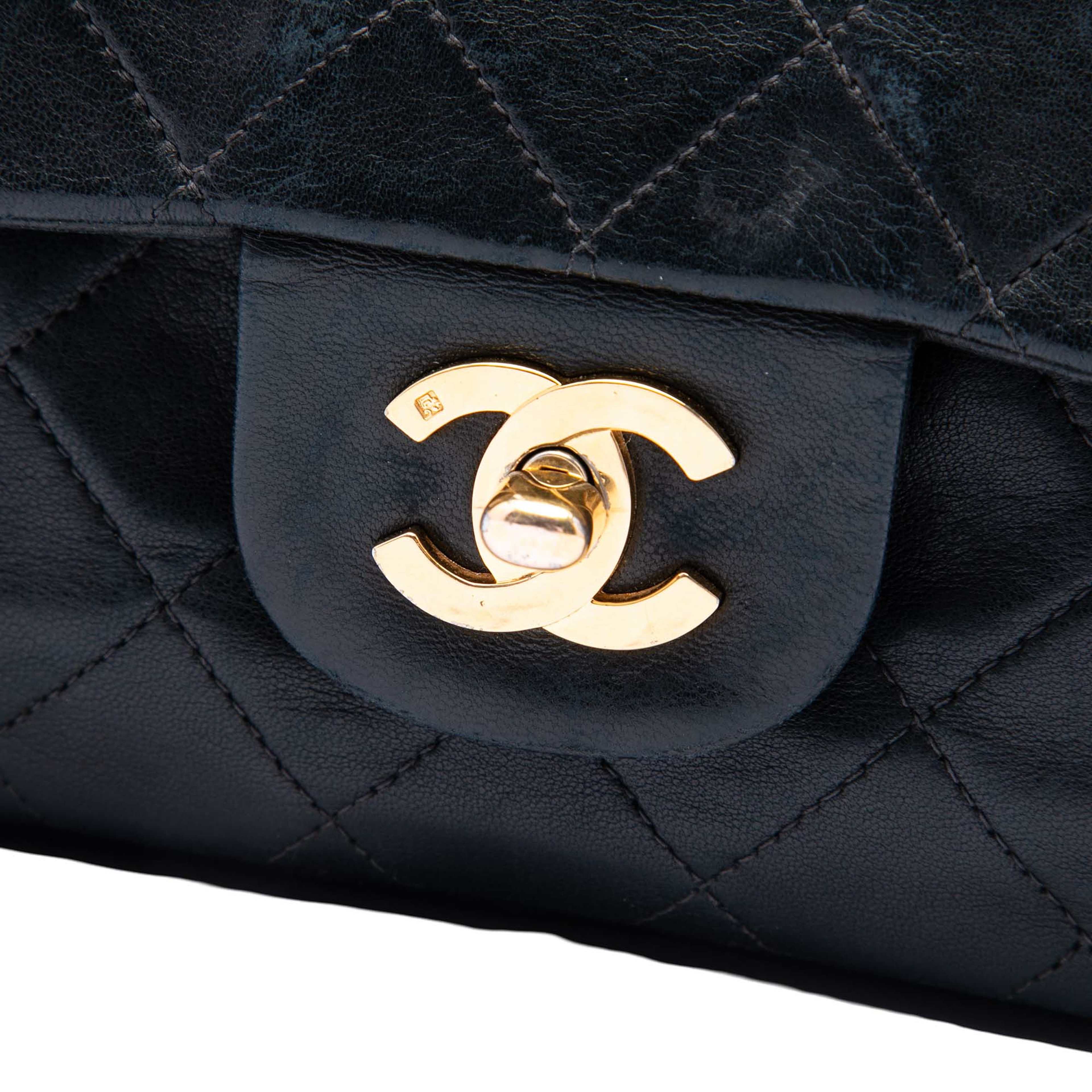 Chanel Medium Classic Lambskin Double Flap, från Luxclusif, i färgen svart. Klicka för att öppna bilden i stort format