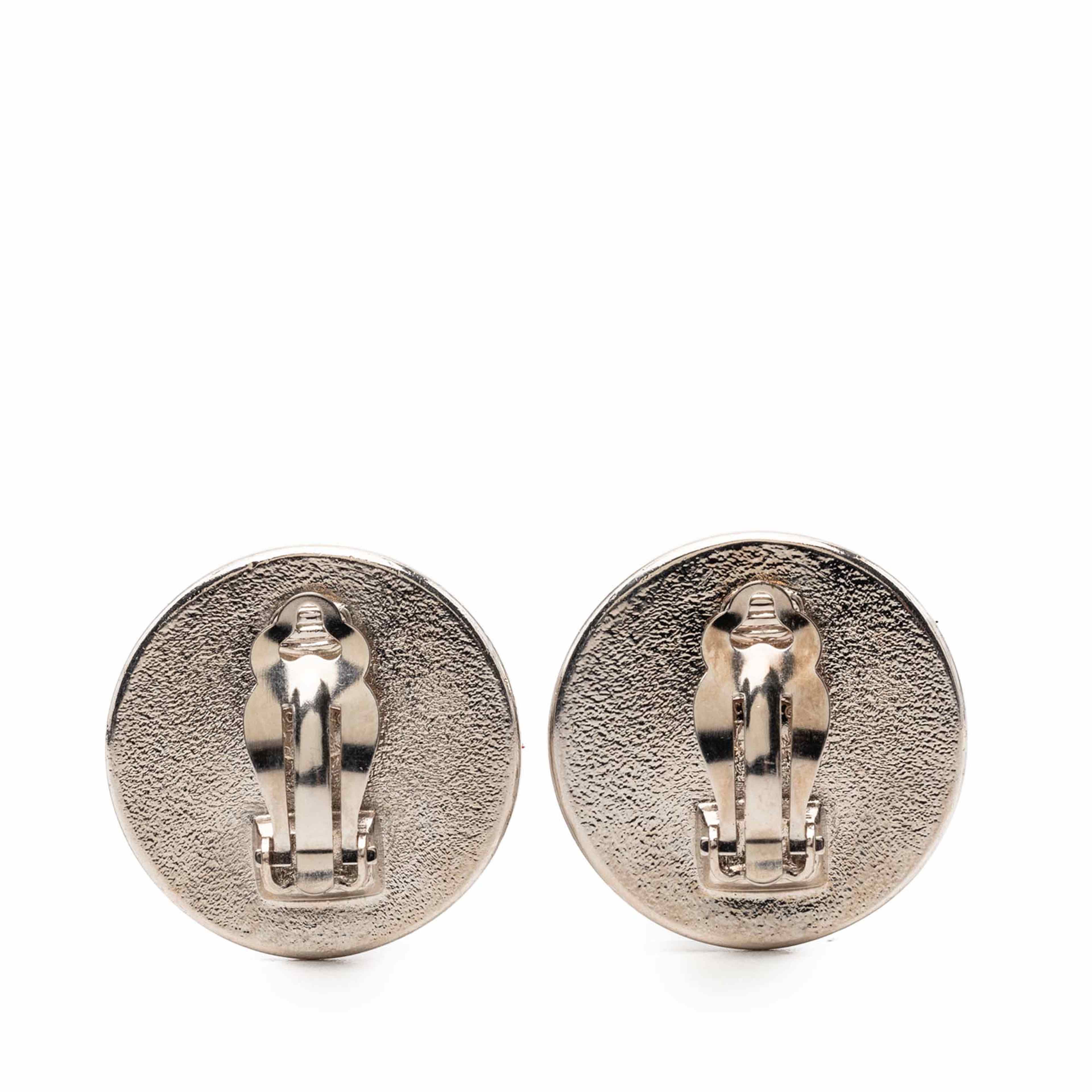 Chanel Silver Plated And Enamel Cc Button Clip On Earrings, från Luxclusif, i färgen silver. Klicka för att öppna bilden i stort format