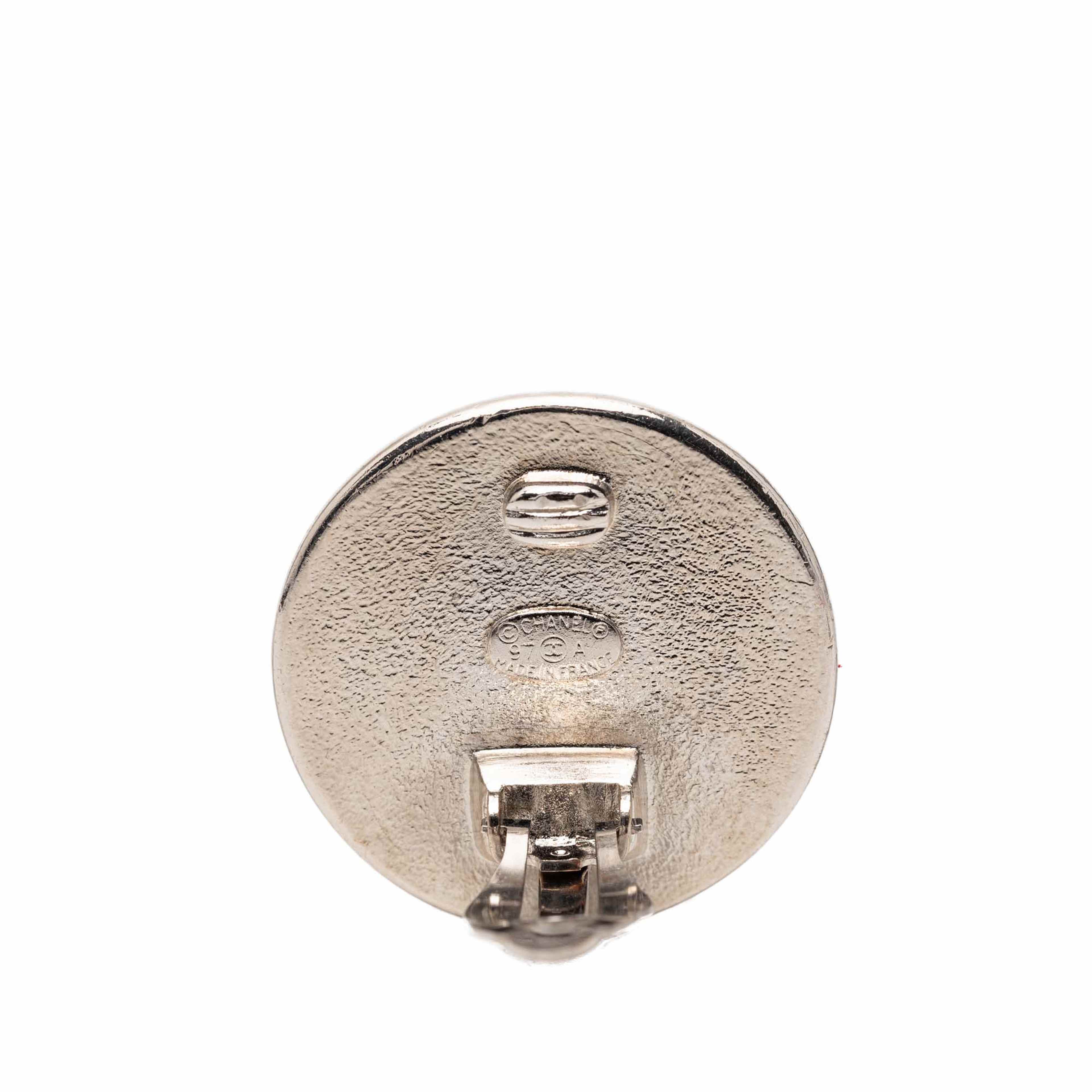 Chanel Silver Plated And Enamel Cc Button Clip On Earrings, från Luxclusif, i färgen silver. Klicka för att öppna bilden i stort format