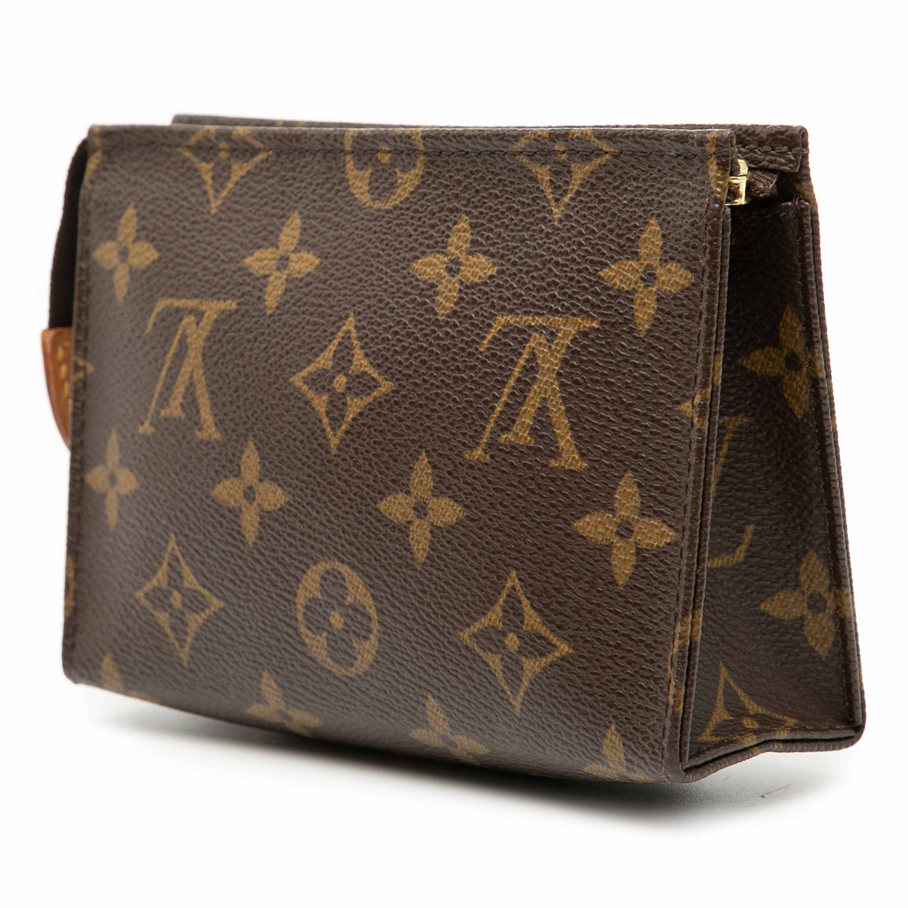 Louis Vuitton Monogram Toiletry Pouch 15, från Luxclusif, i färgen brun. Klicka för att öppna bilden i stort format