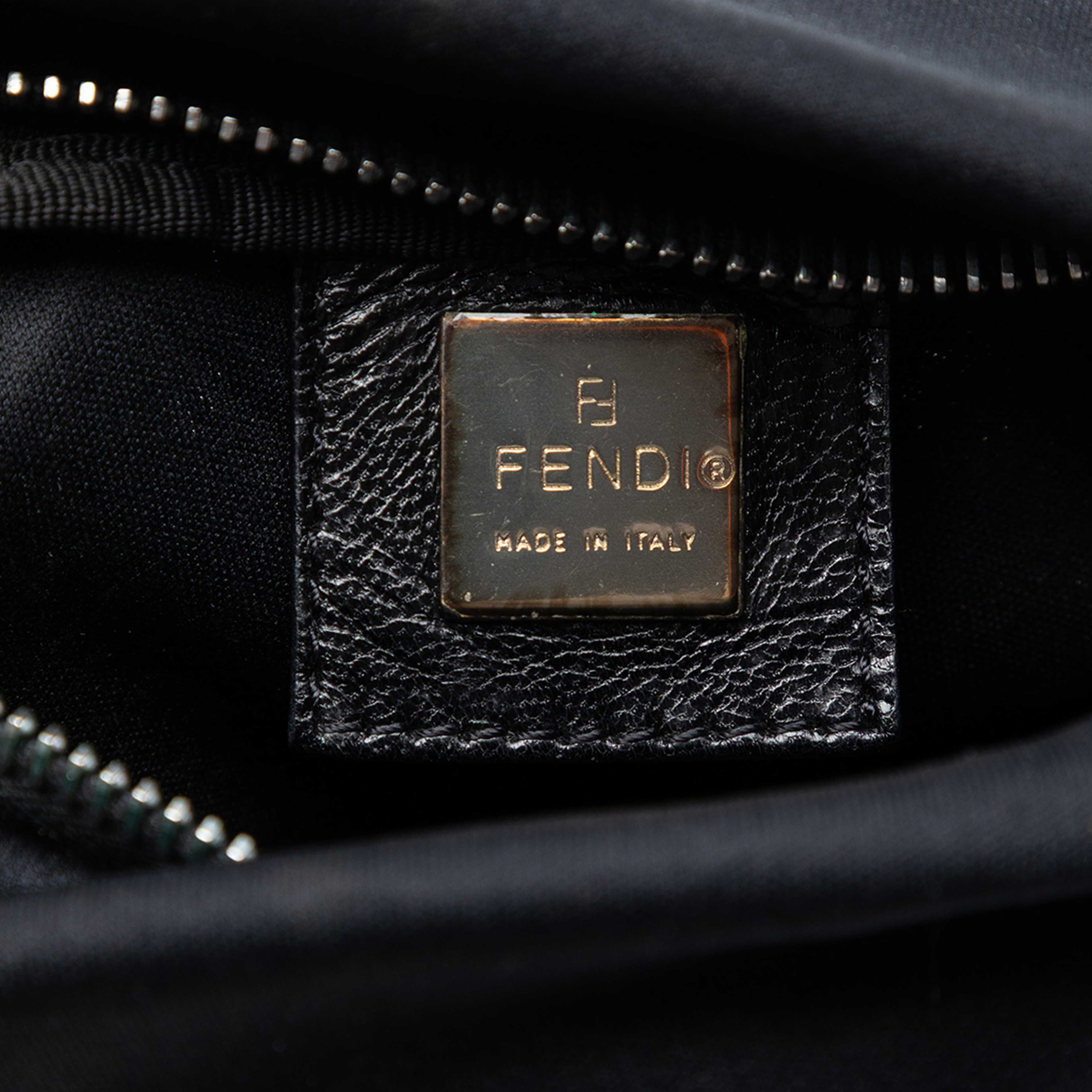 Fendi Neoprene Ff Shoulder Bag, från Luxclusif, i färgen black. Klicka för att öppna bilden i stort format