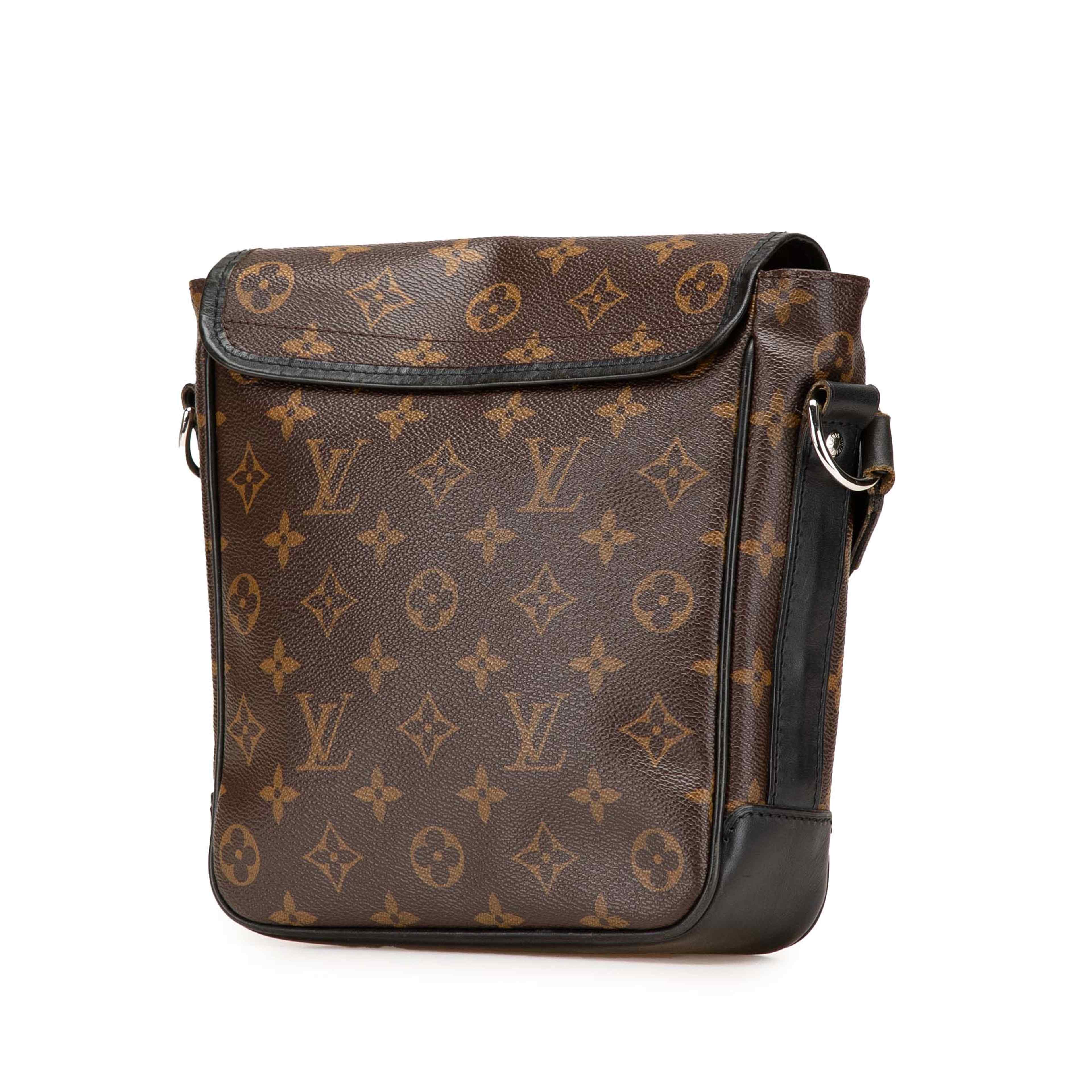 Louis Vuitton Monogram Macassar Bass Pm, från Luxclusif, i färgen svart. Klicka för att öppna bilden i stort format