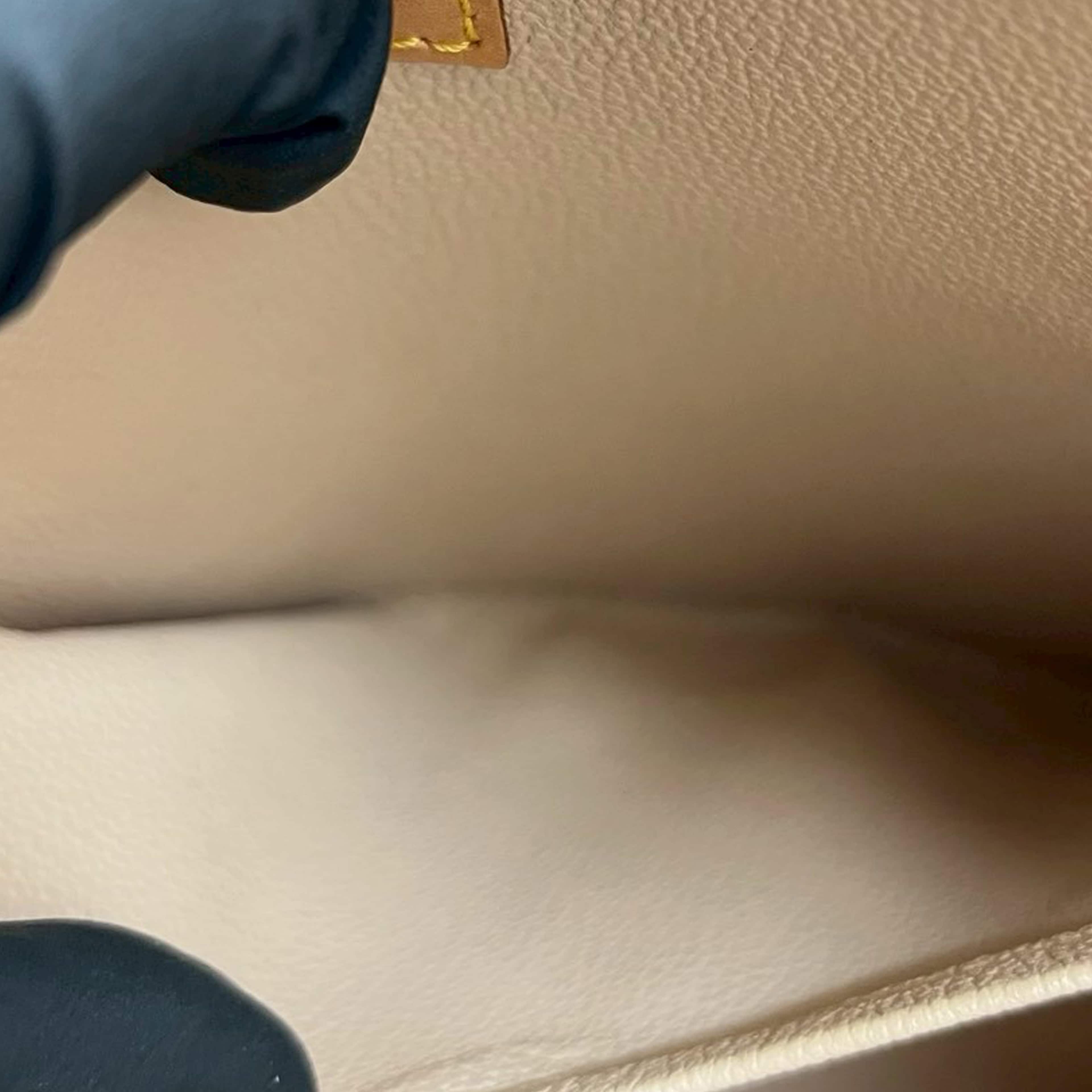 Louis Vuitton Monogram Sac Plat, från Luxclusif, i färgen brown. Klicka för att öppna bilden i stort format