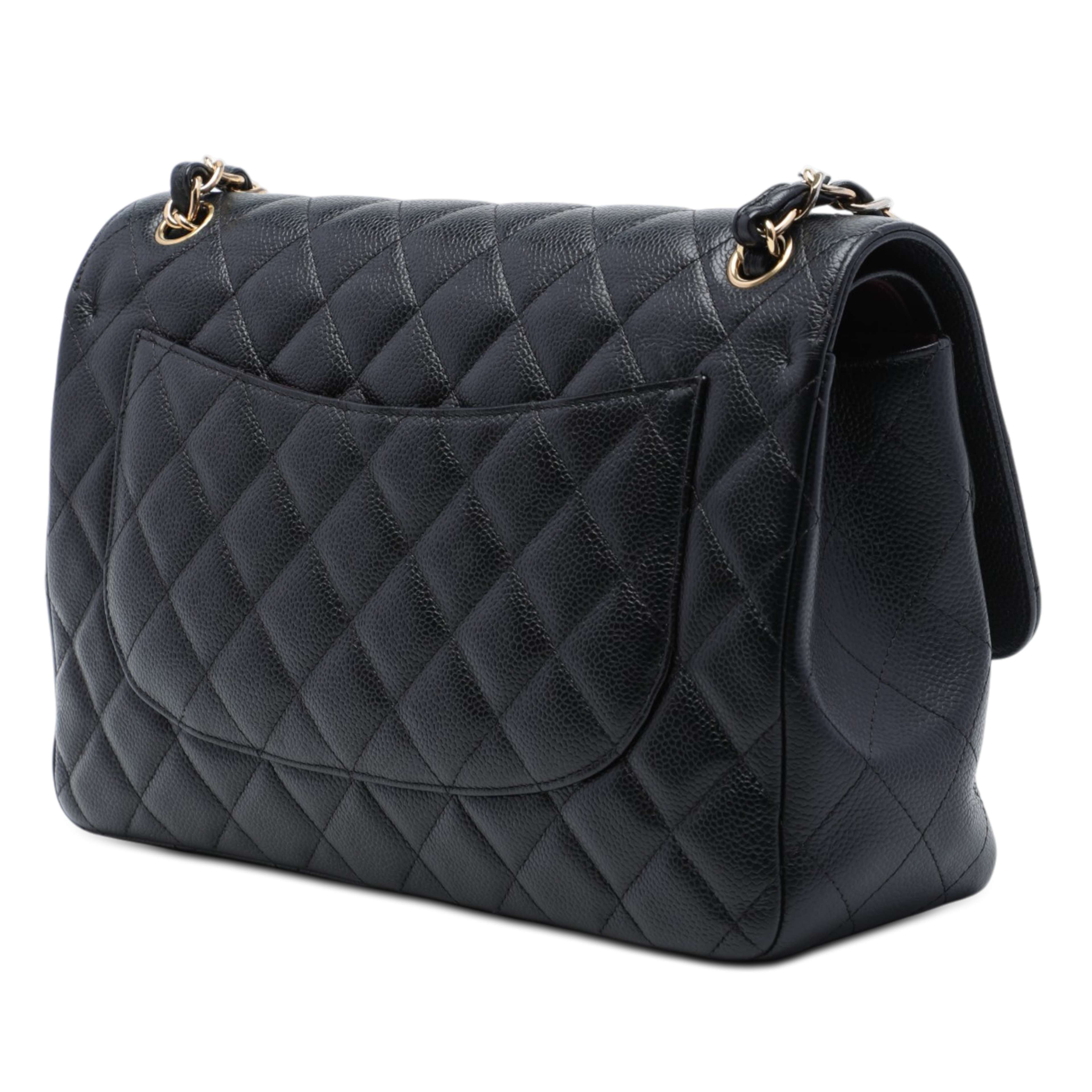 Chanel Jumbo Classic Caviar Double Flap, från Luxclusif, i färgen svart. Klicka för att öppna bilden i stort format